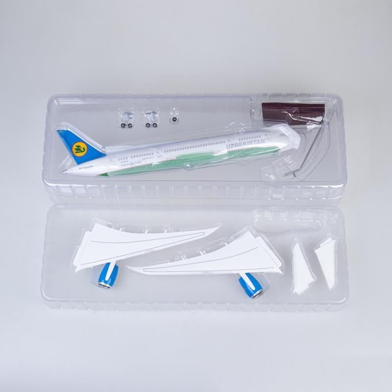 Mô hình máy bay Uzbekistan Boeing B787 tỉ lệ 1:130 47cm có đèn led tự động theo tiếng vỗ tay hoặc chạm MB47048