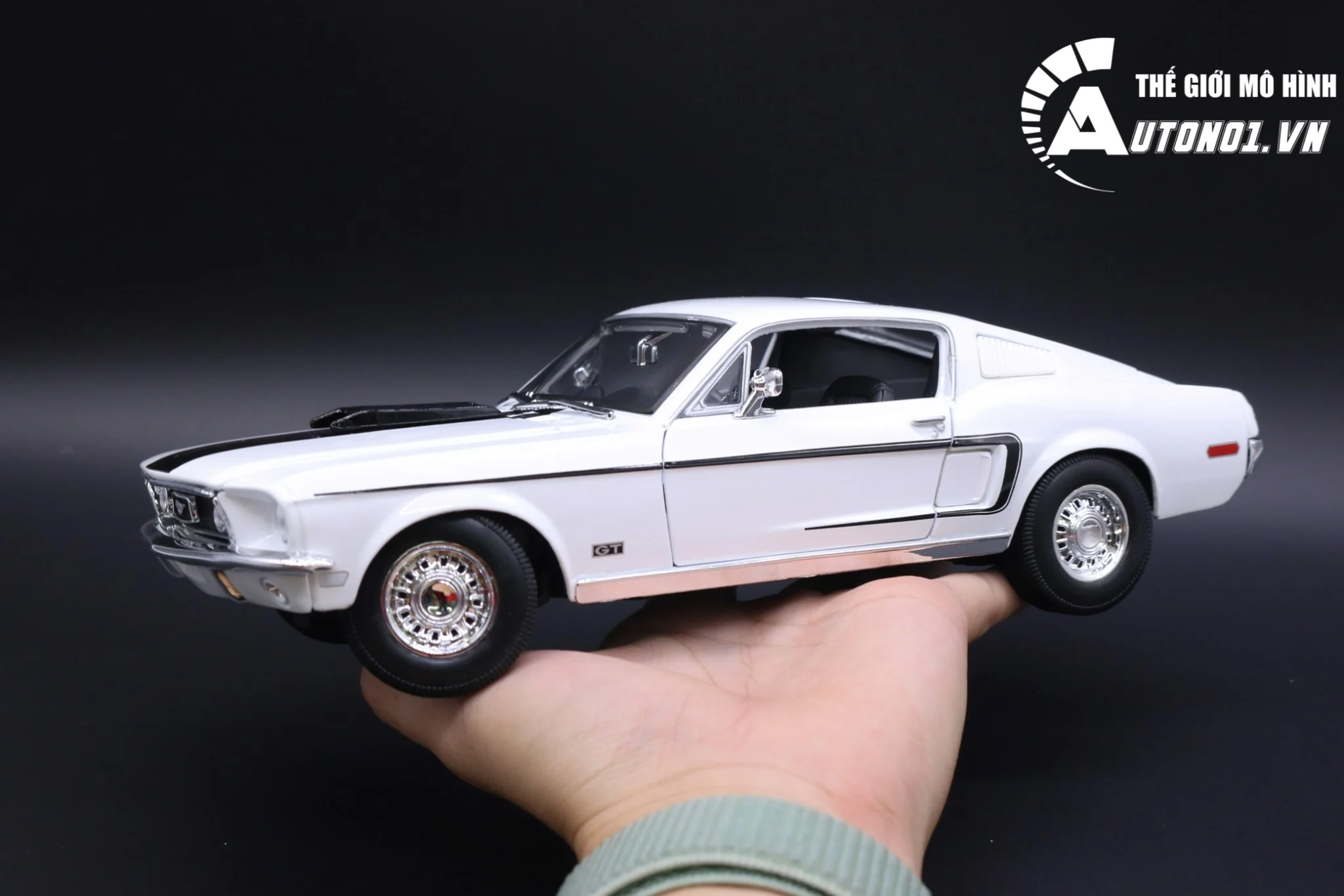 Mô hình xe Ford Mustang Gt Cobra Jet 1968 full open tỉ lệ 1:18 Maisto 31167 BL OT18017