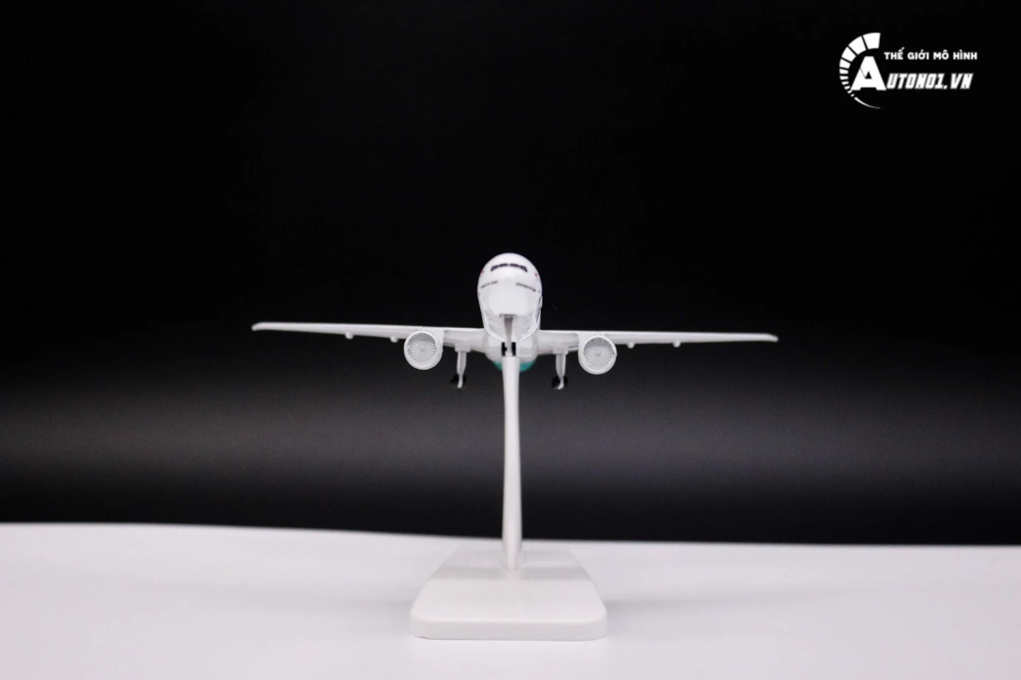 Mô hình máy bay Garuda Indonesia Boeing B777-300ER 20cm MB20031