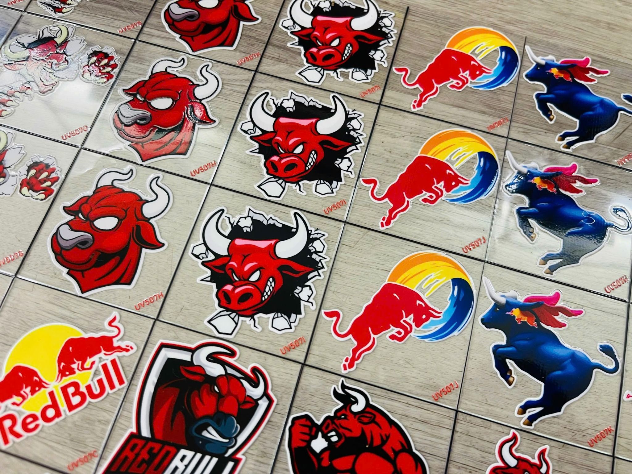 Decal UV trang trí mô hình - điện thoại - laptop - máy tính - nón - ly - mica chống nước - chống trầy - chống uv Redbull kích thước 5 x 5cm Autono1 UV507