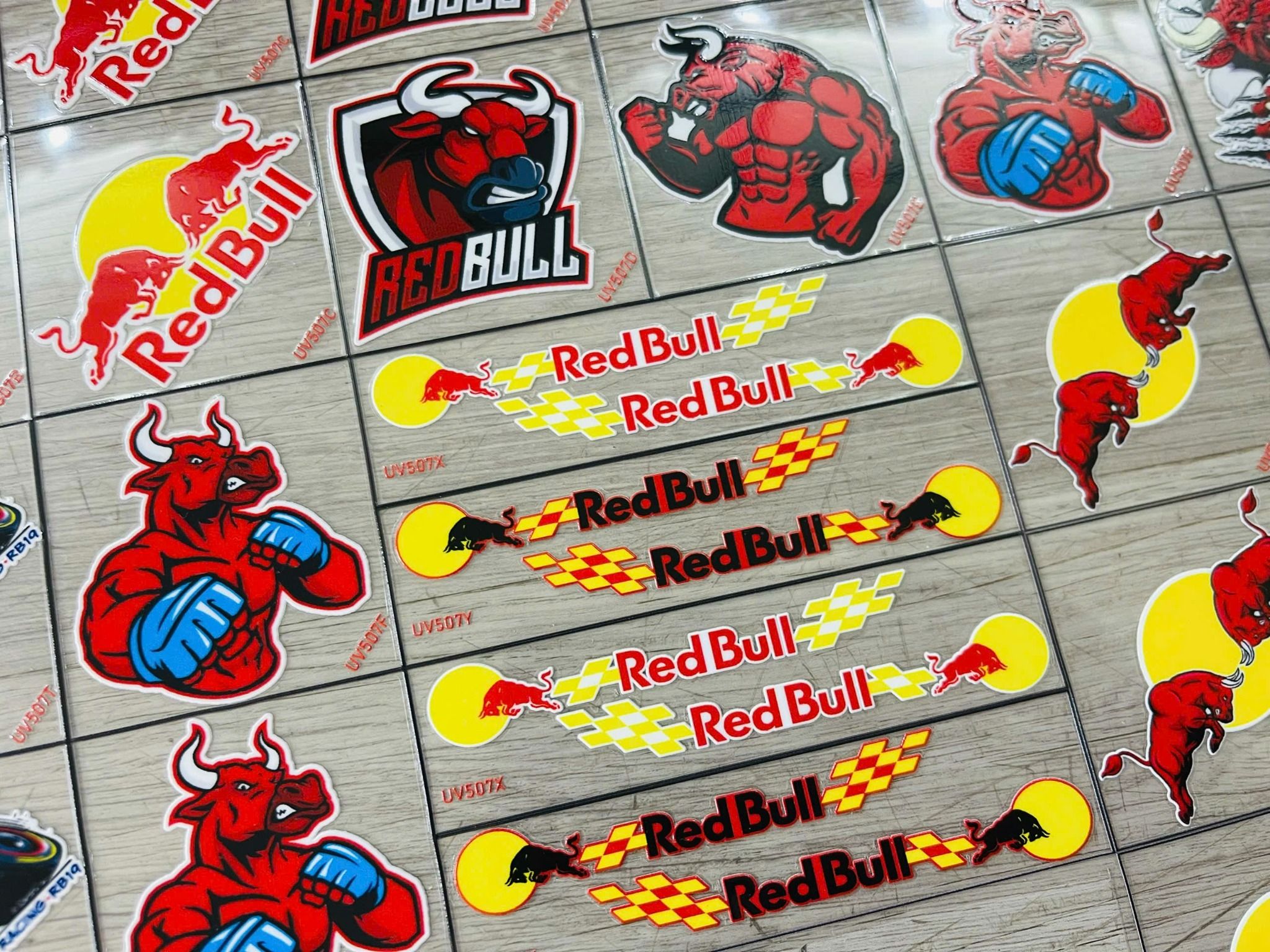 Decal UV trang trí mô hình - điện thoại - laptop - máy tính - nón - ly - mica chống nước - chống trầy - chống uv Redbull kích thước 5 x 5cm Autono1 UV507