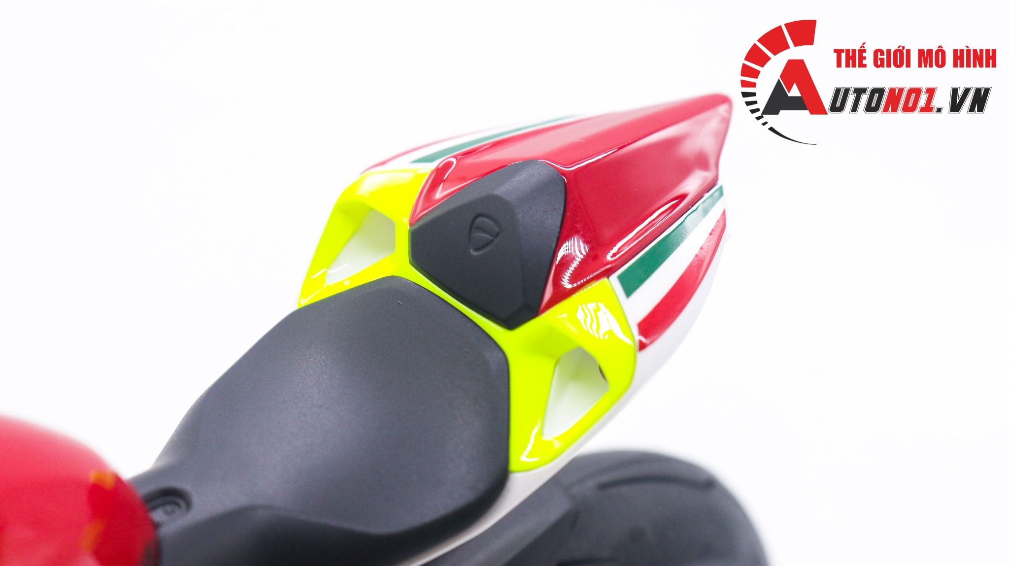  Mô hình xe cao cấp Ducati 1199 Panigale tricolor 1:12 Tamiya D227E 