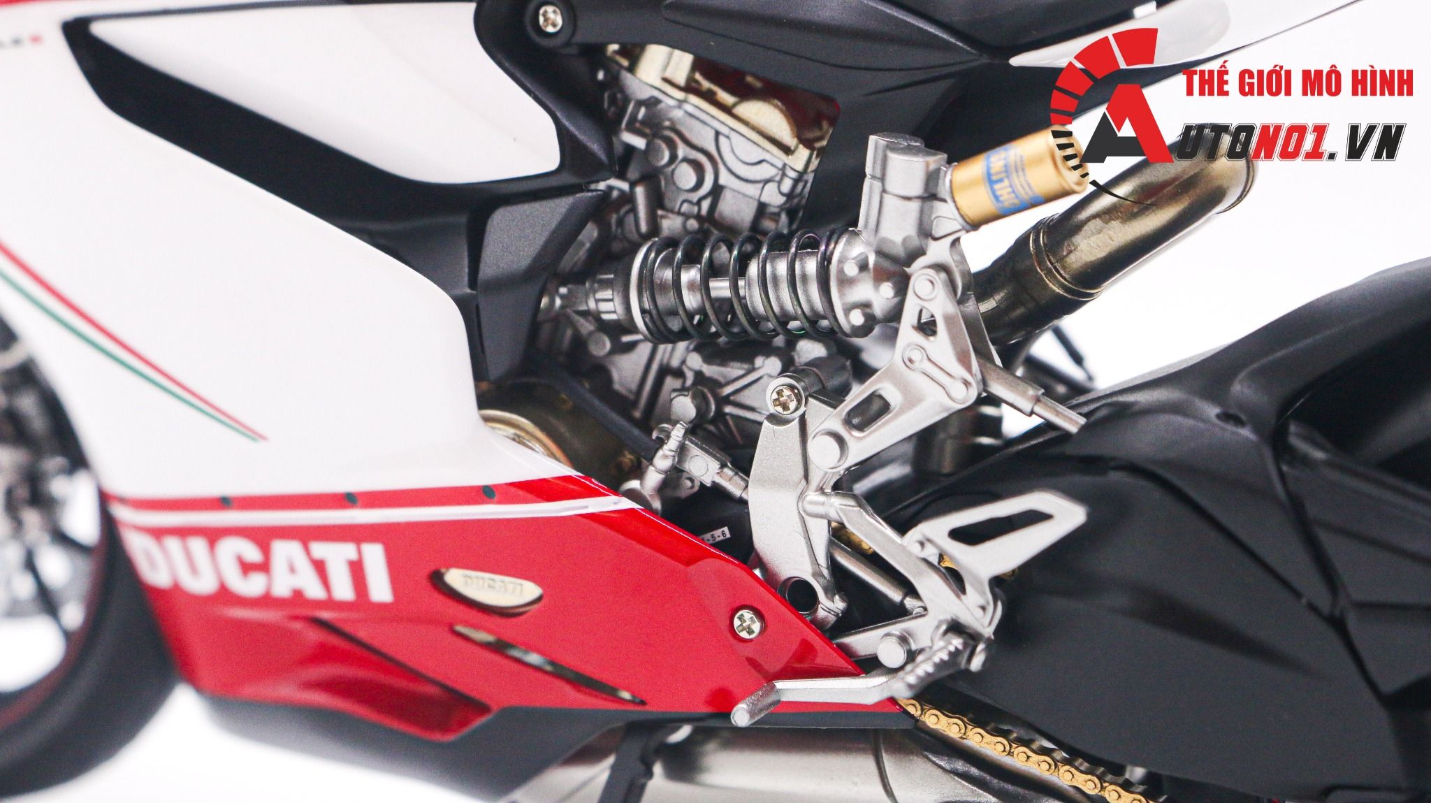  Mô hình xe cao cấp Ducati 1199 Panigale tricolor 1:12 Tamiya D227E 