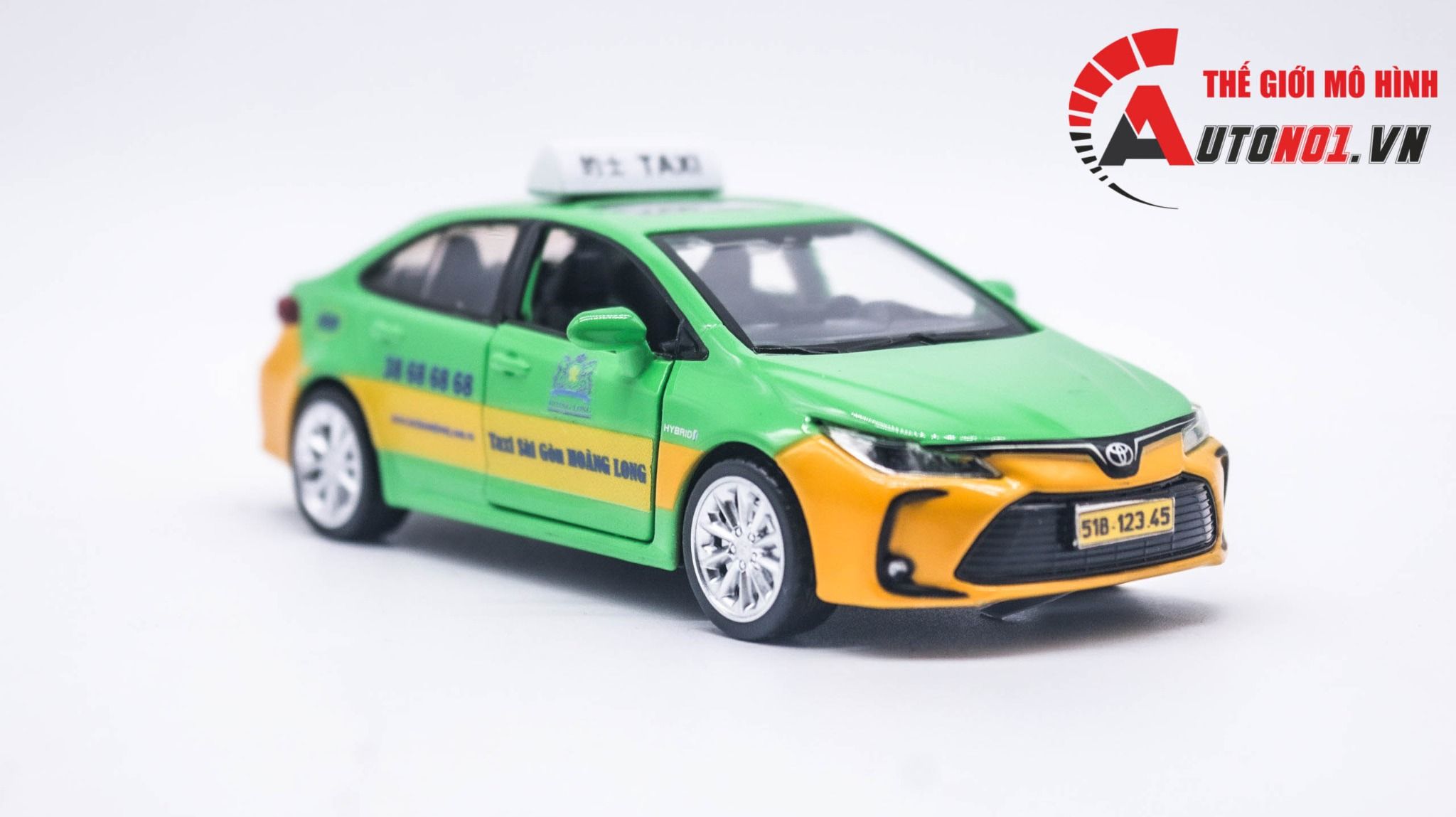 Mô hình xe độ dịch vụ Taxi Toyota Corolla Altis Sài Gòn Hoàng Long có đèn có âm thanh tỉ lệ 1:32 Alloy OT368