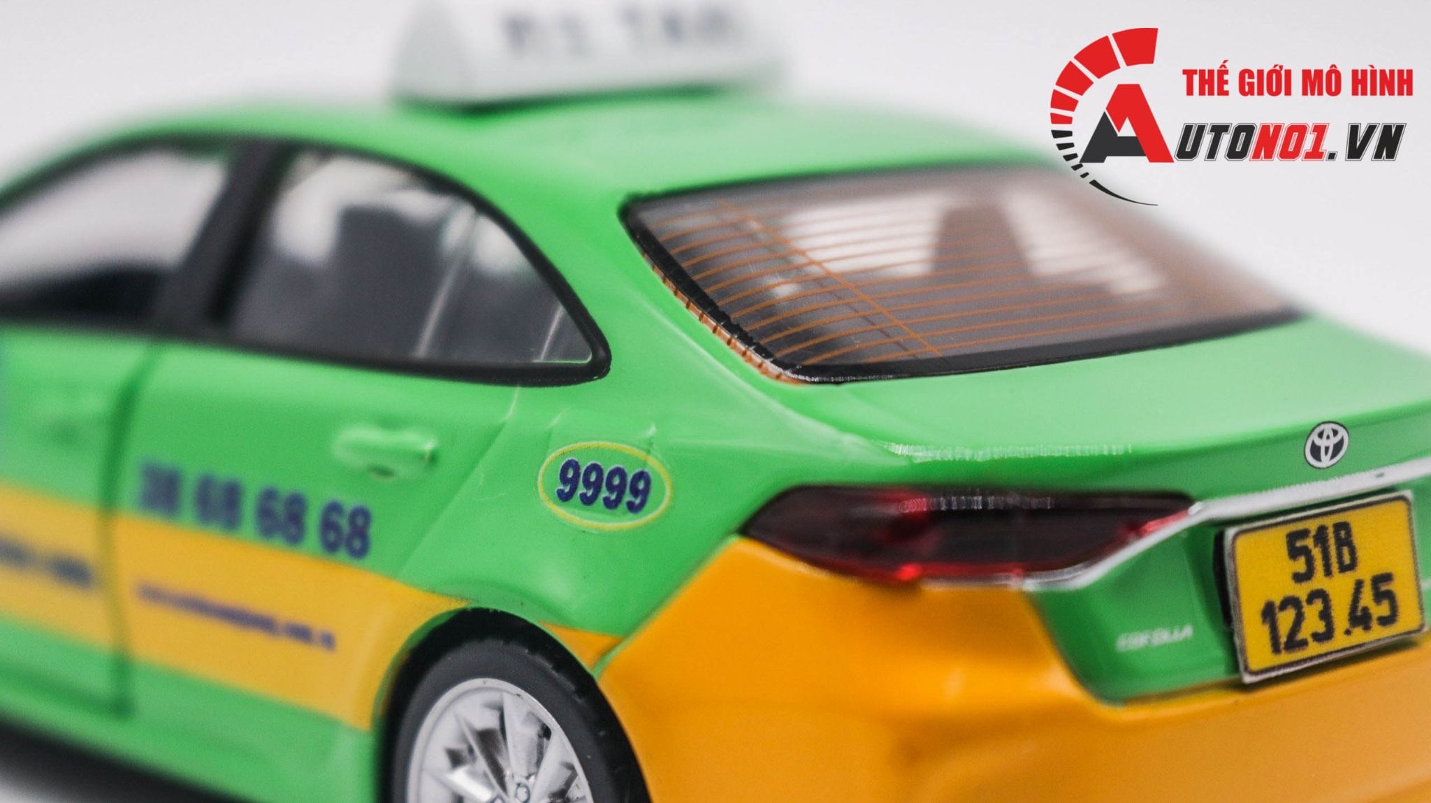 Mô hình xe độ dịch vụ Taxi Toyota Corolla Altis Sài Gòn Hoàng Long có đèn có âm thanh tỉ lệ 1:32 Alloy OT368