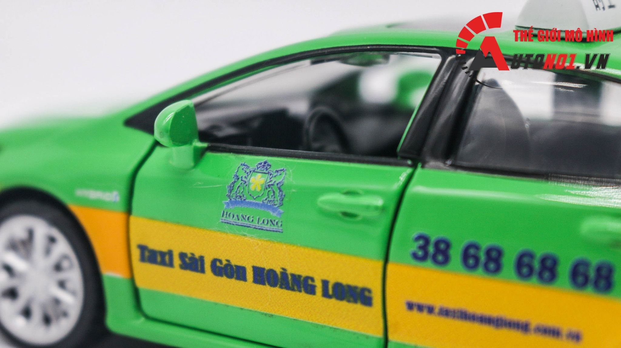 Mô hình xe độ dịch vụ Taxi Toyota Corolla Altis Sài Gòn Hoàng Long có đèn có âm thanh tỉ lệ 1:32 Alloy OT368