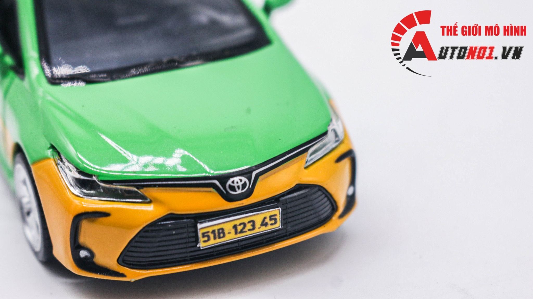 Mô hình xe độ dịch vụ Taxi Toyota Corolla Altis Sài Gòn Hoàng Long có đèn có âm thanh tỉ lệ 1:32 Alloy OT368