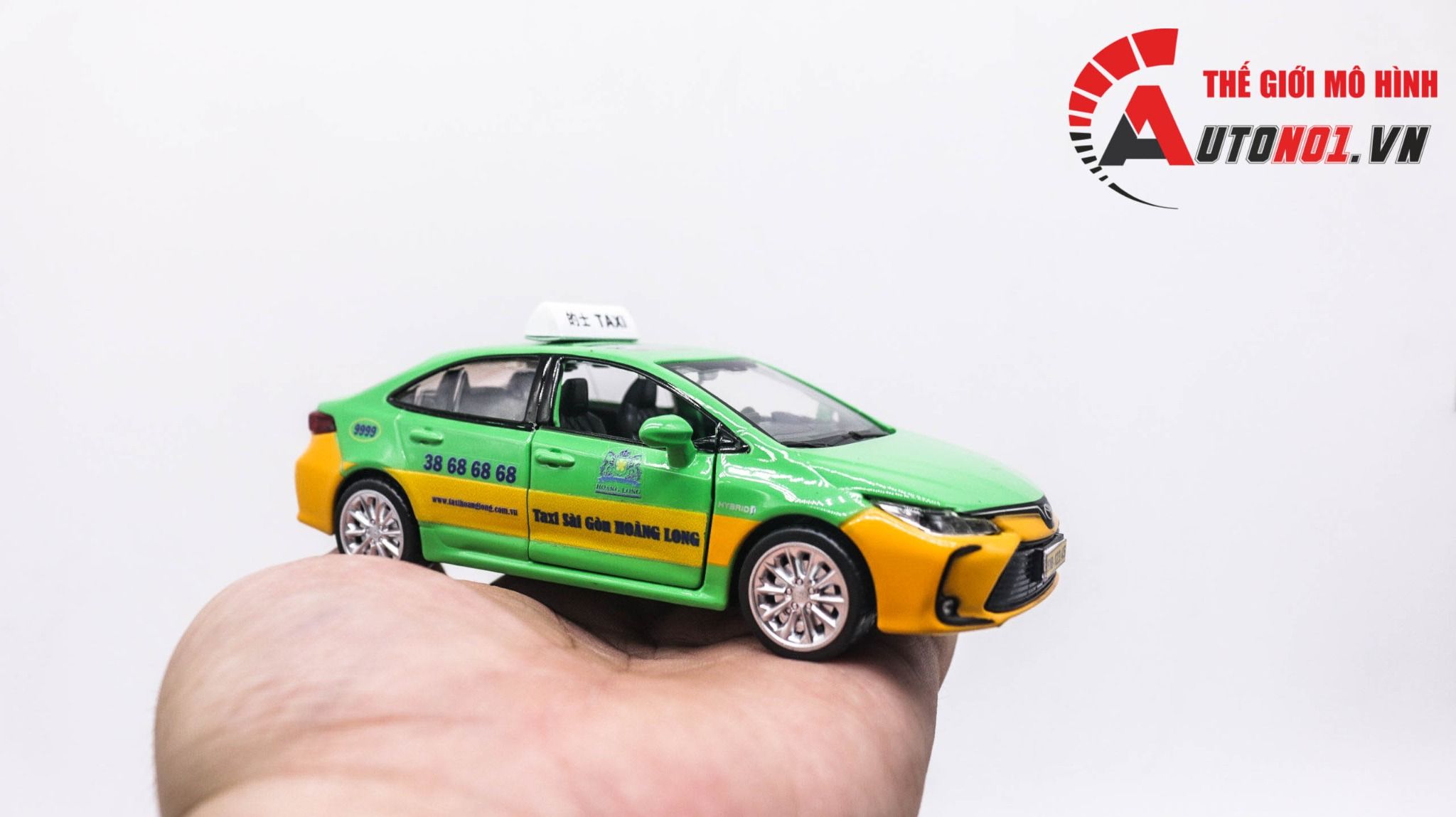 Mô hình xe độ dịch vụ Taxi Toyota Corolla Altis Sài Gòn Hoàng Long có đèn có âm thanh tỉ lệ 1:32 Alloy OT368