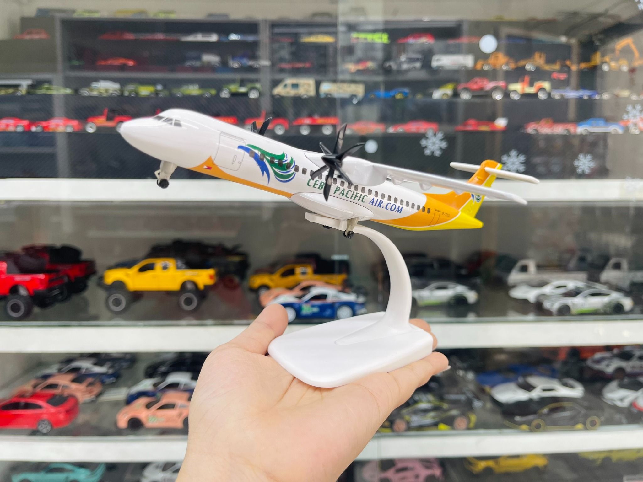 Mô hình máy bay West Air Philippines CEBU Pacific ATR có bánh xe kích thước 20cm MB20106