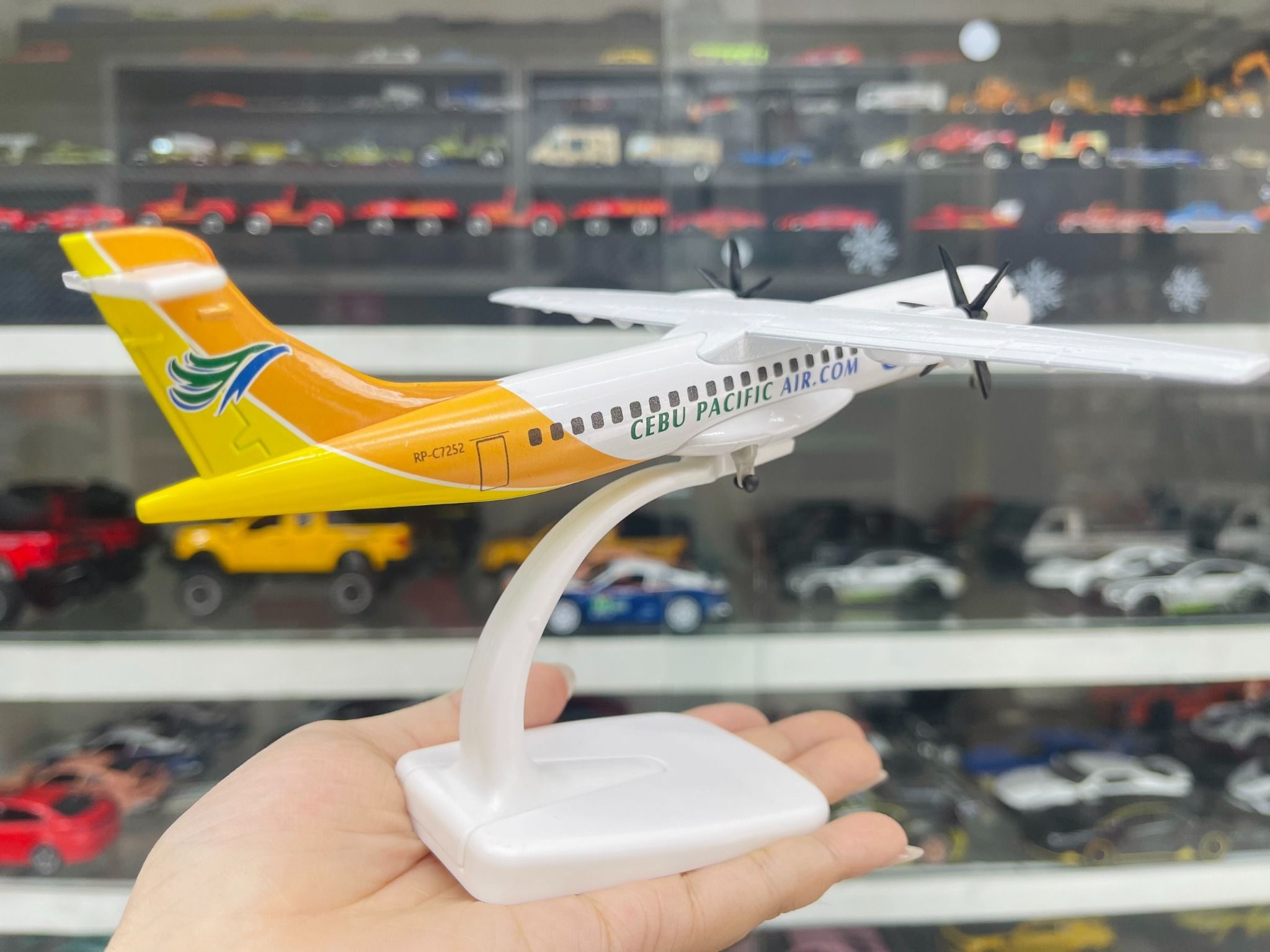 Mô hình máy bay West Air Philippines CEBU Pacific ATR có bánh xe kích thước 20cm MB20106