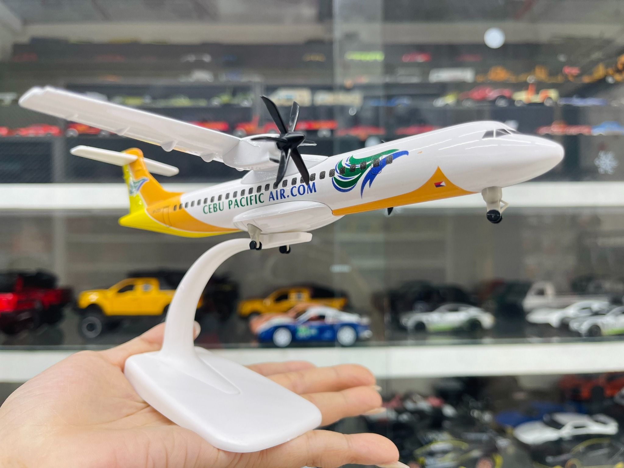 Mô hình máy bay West Air Philippines CEBU Pacific ATR có bánh xe kích thước 20cm MB20106
