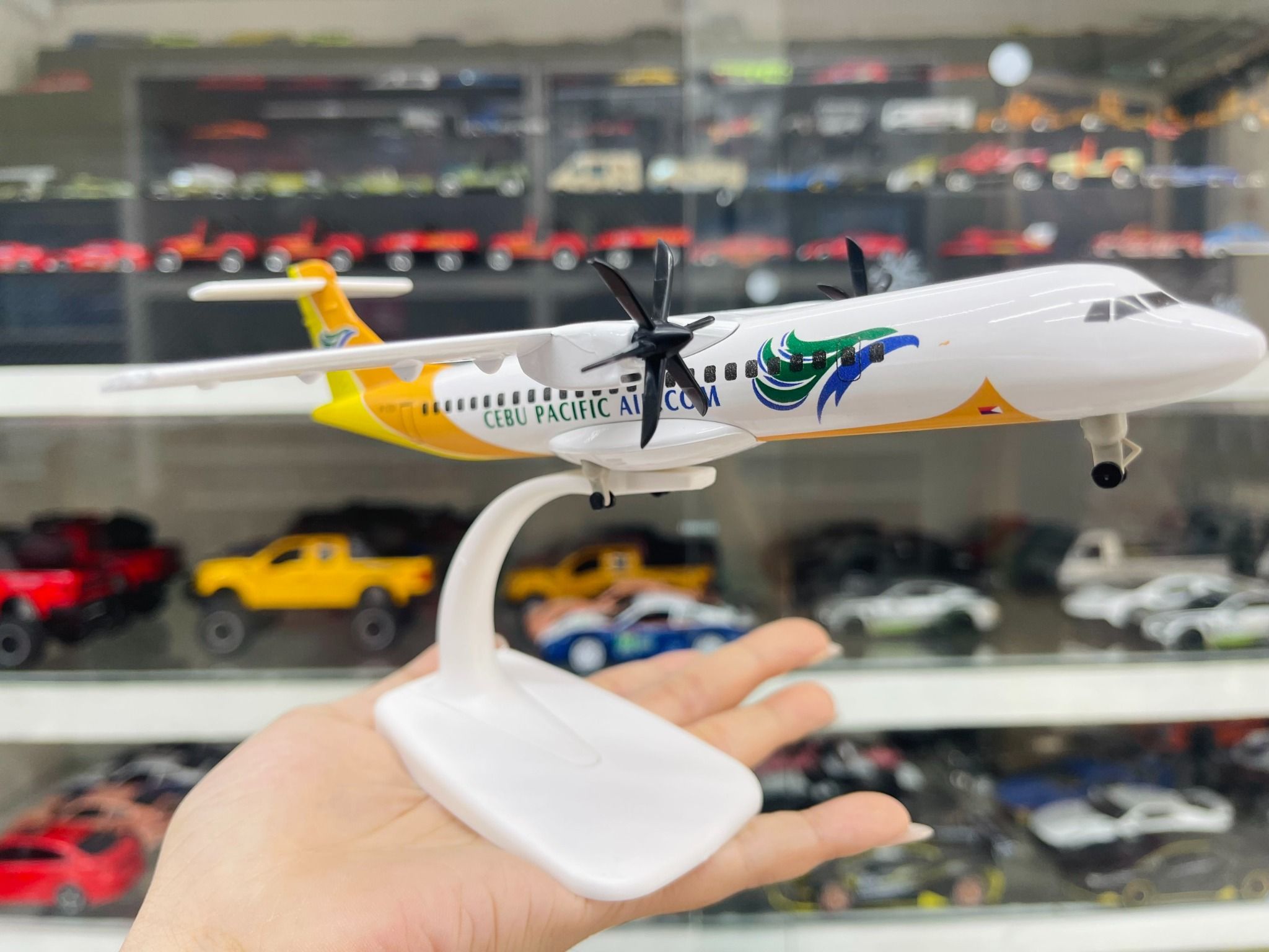 Mô hình máy bay West Air Philippines CEBU Pacific ATR có bánh xe kích thước 20cm MB20106