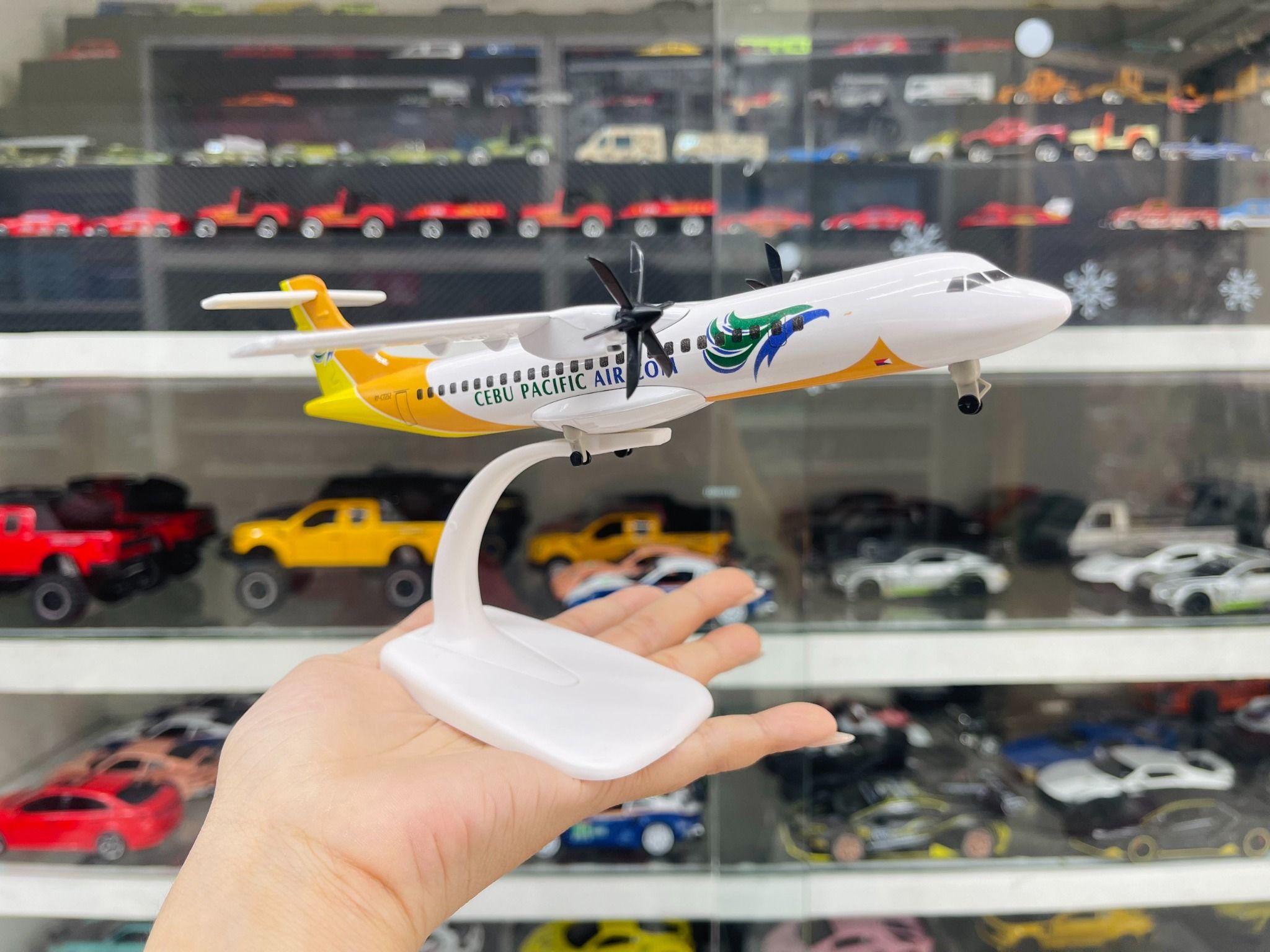 Mô hình máy bay West Air Philippines CEBU Pacific ATR có bánh xe kích thước 20cm MB20106