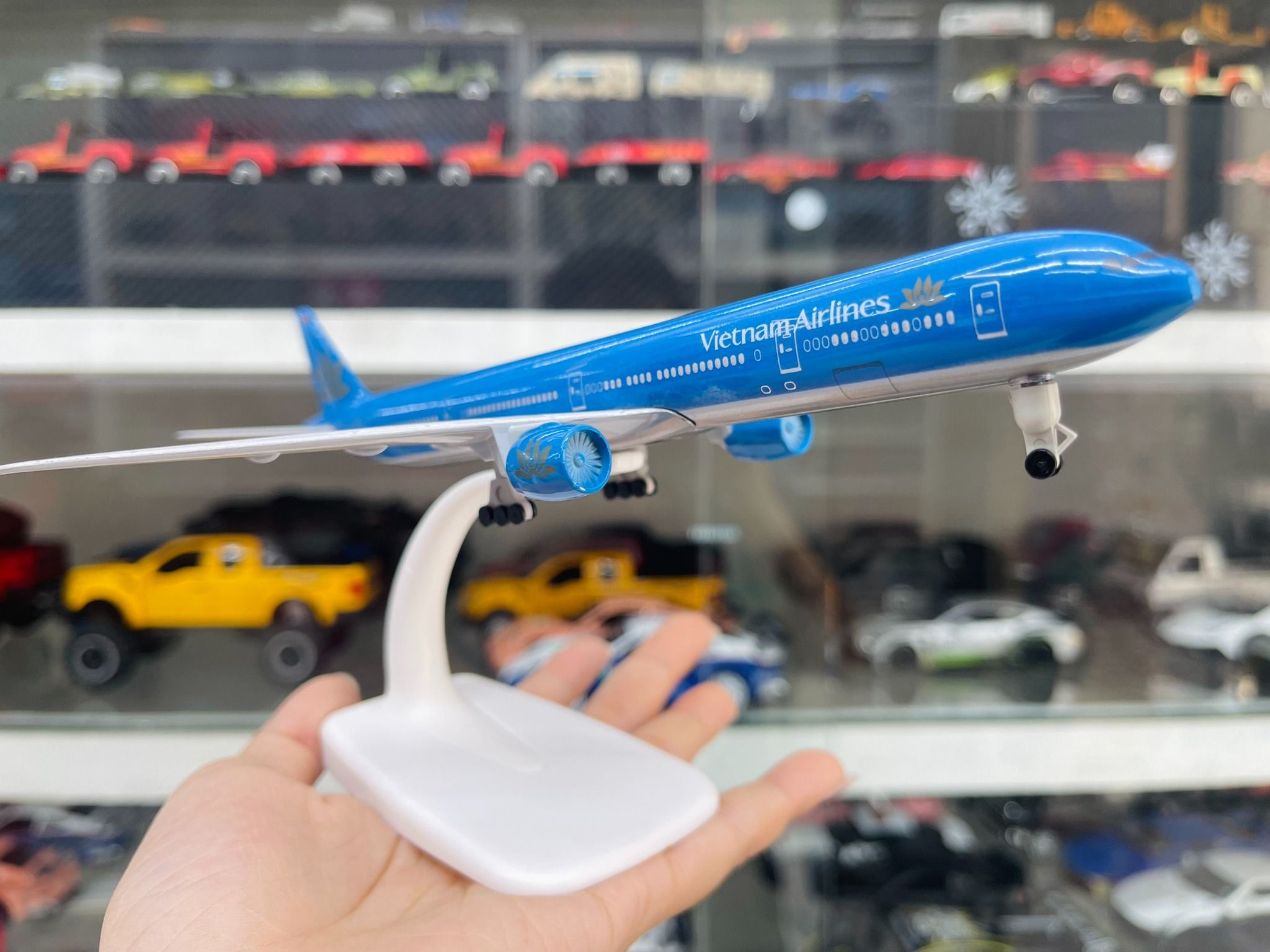 Mô hình máy bay Viet Nam Airlines Boeing B777 300ER 20cm MB20011