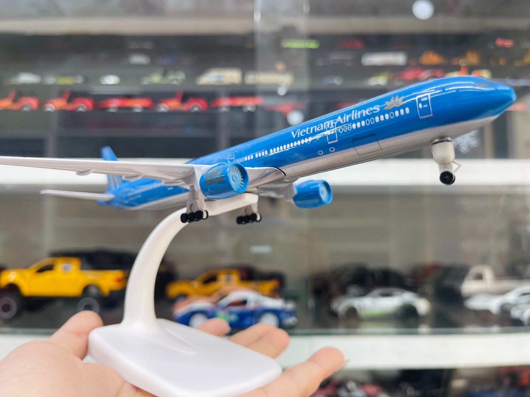 Mô hình máy bay Viet Nam Airlines Boeing B777 300ER 20cm MB20011