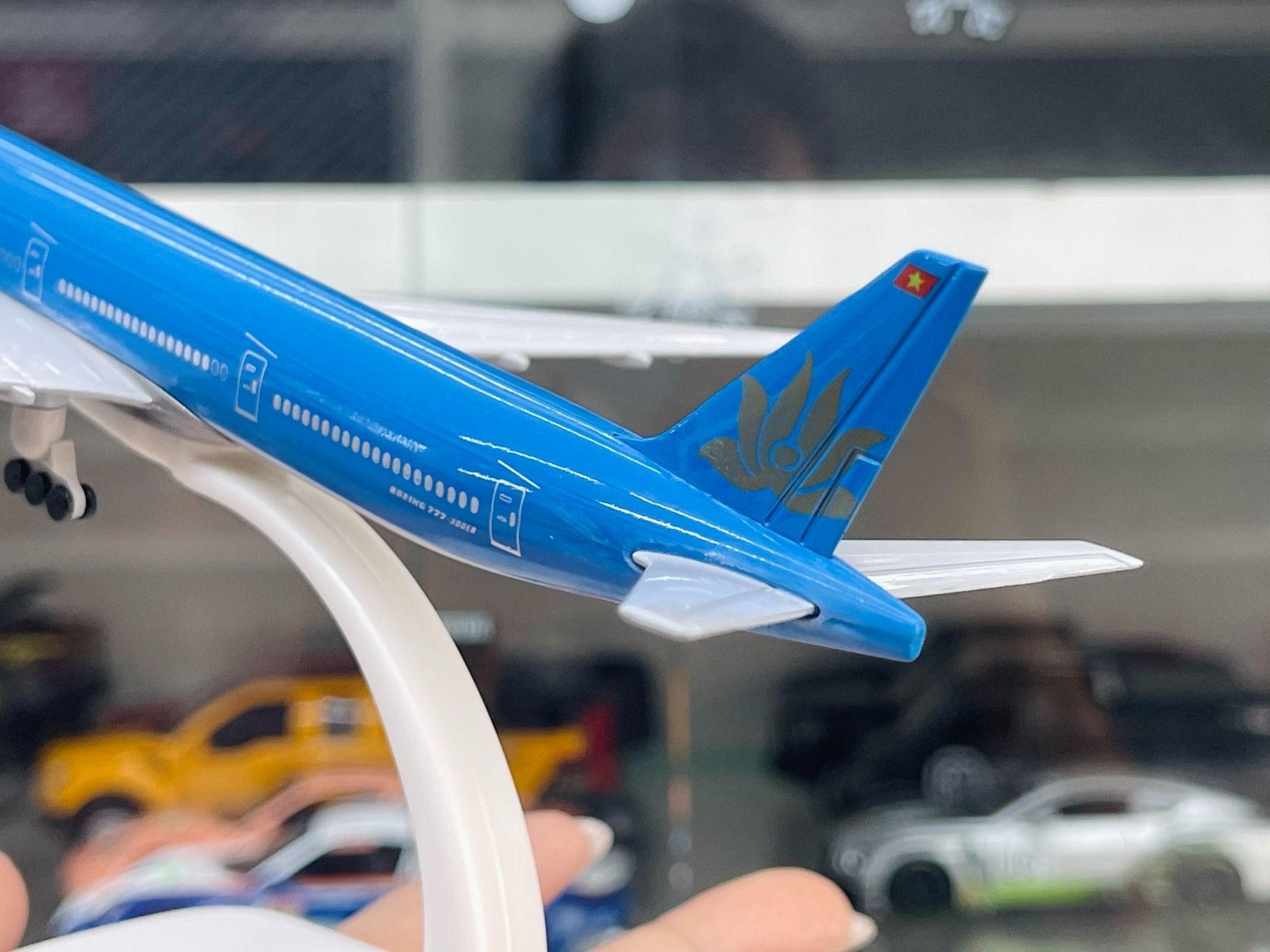 Mô hình máy bay Viet Nam Airlines Boeing B777 300ER 20cm MB20011