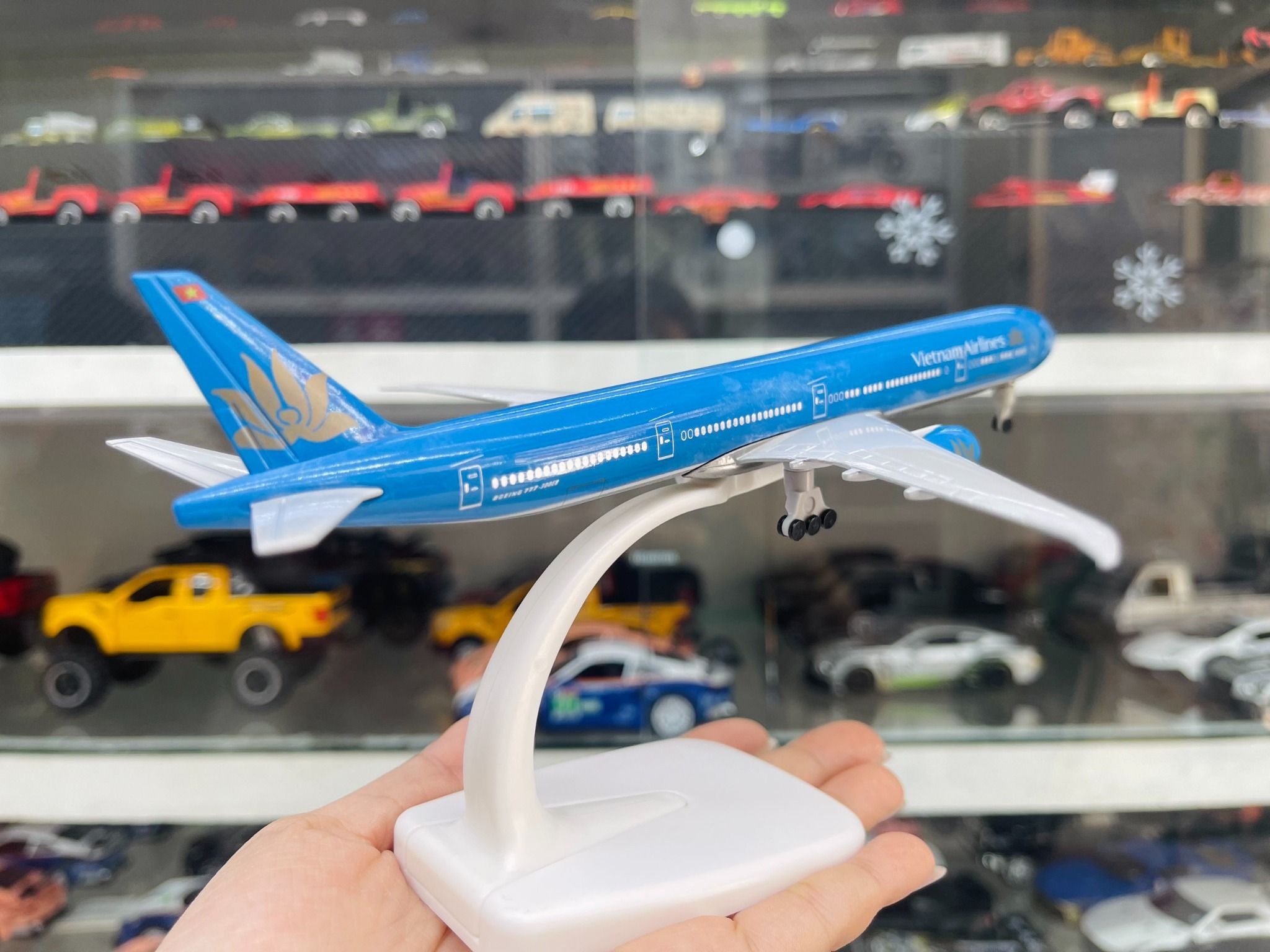 Mô hình máy bay Viet Nam Airlines Boeing B777 300ER 20cm MB20011