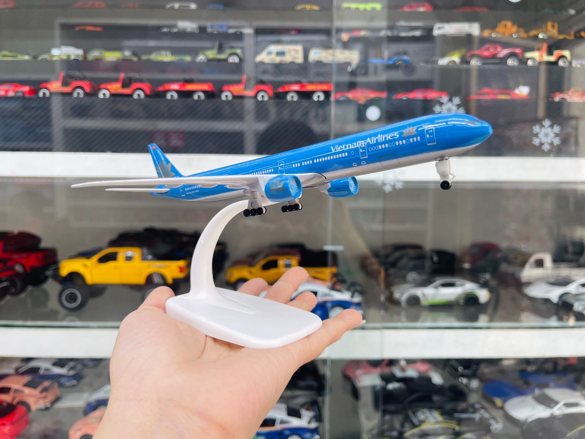 Mô hình máy bay Viet Nam Airlines Boeing B777 300ER 20cm MB20011