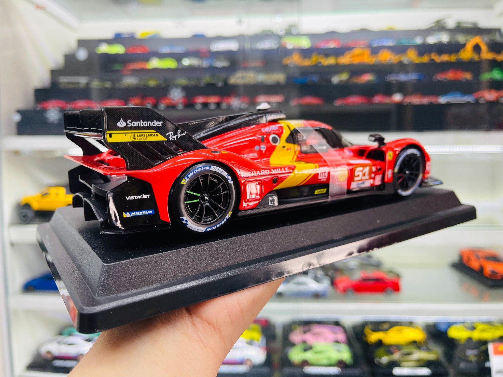 Mô hình xe Ferrari 499P 3.0L turbo V6 #51 team Ferrari Corse 24h Le Mans 2023 tỉ lệ 1:24 Bburago 18-26309 OT467