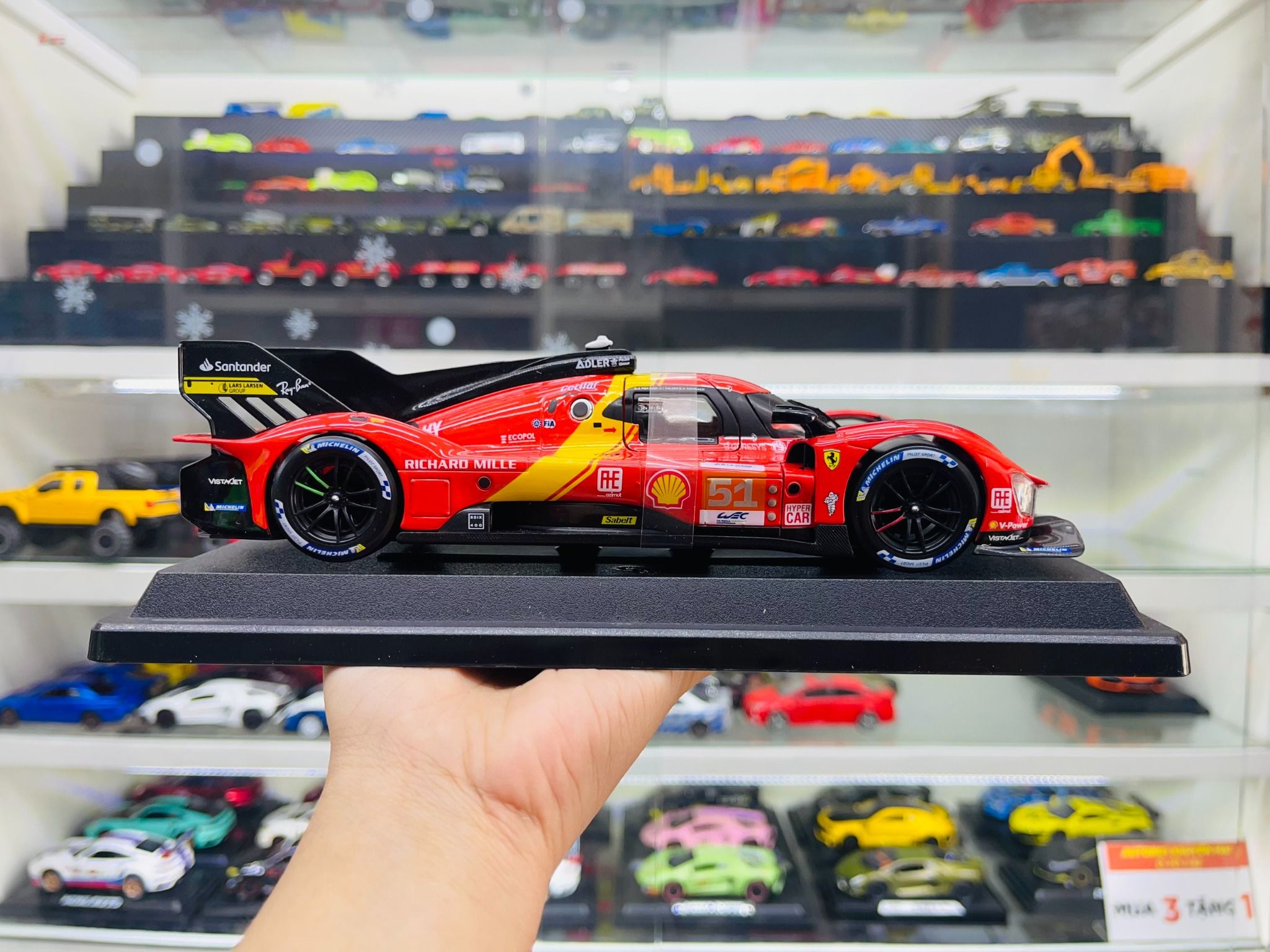 Mô hình xe Ferrari 499P 3.0L turbo V6 #51 team Ferrari Corse 24h Le Mans 2023 tỉ lệ 1:24 Bburago 18-26309 OT467