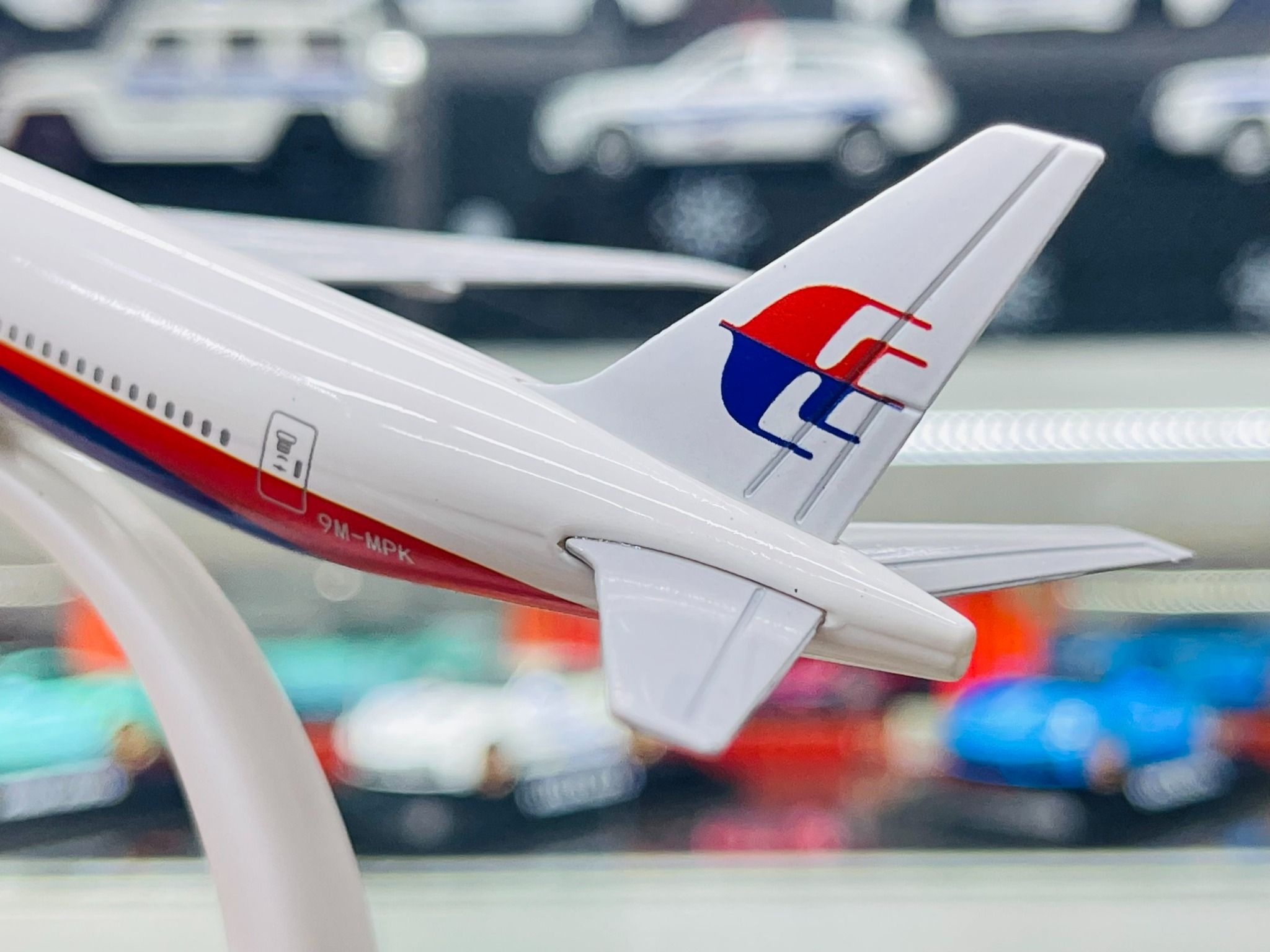 Mô hình máy bay Malaysia Boeing B777 có bánh xe 20cm MB20118