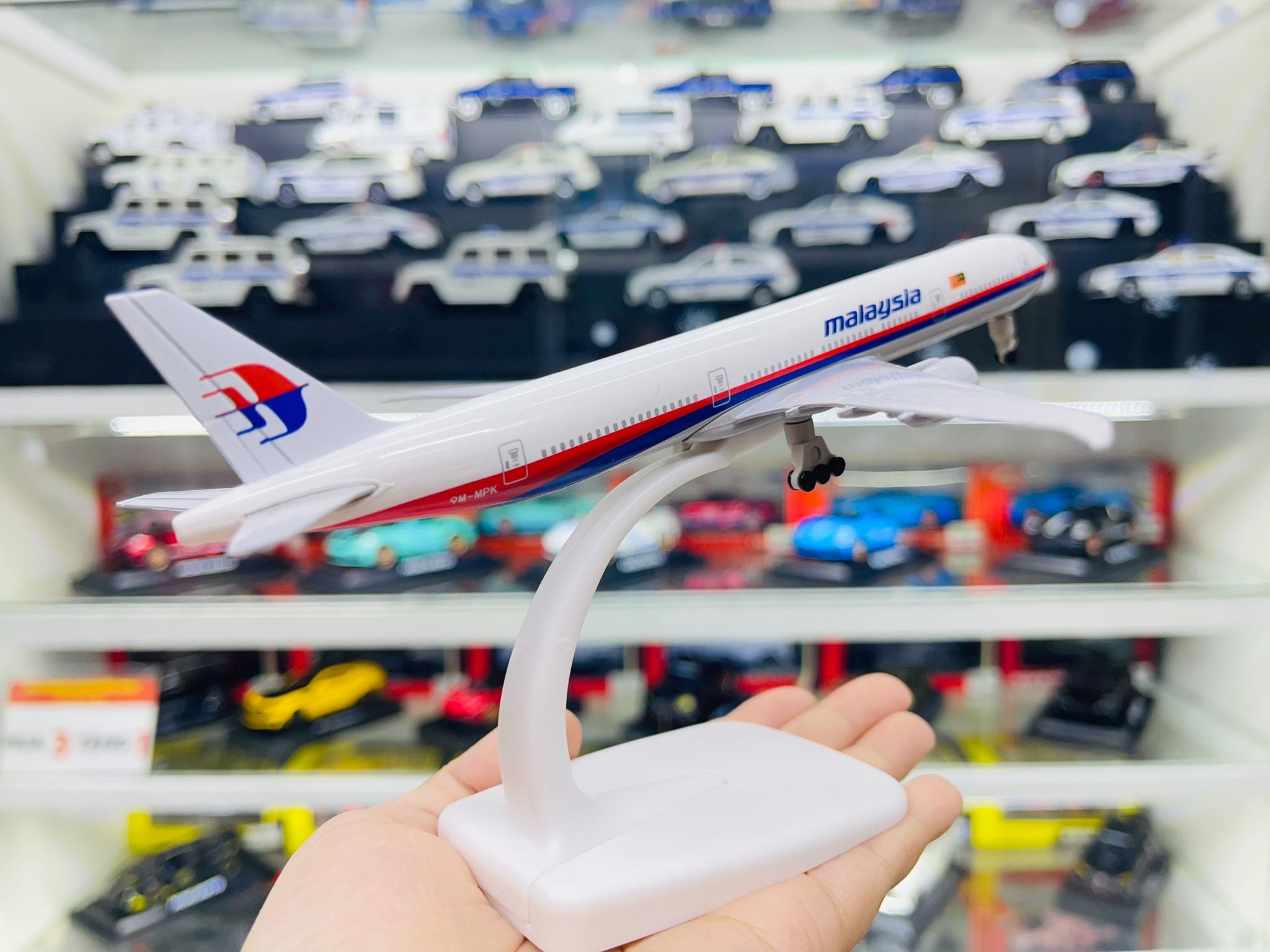 Mô hình máy bay Malaysia Boeing B777 có bánh xe 20cm MB20118