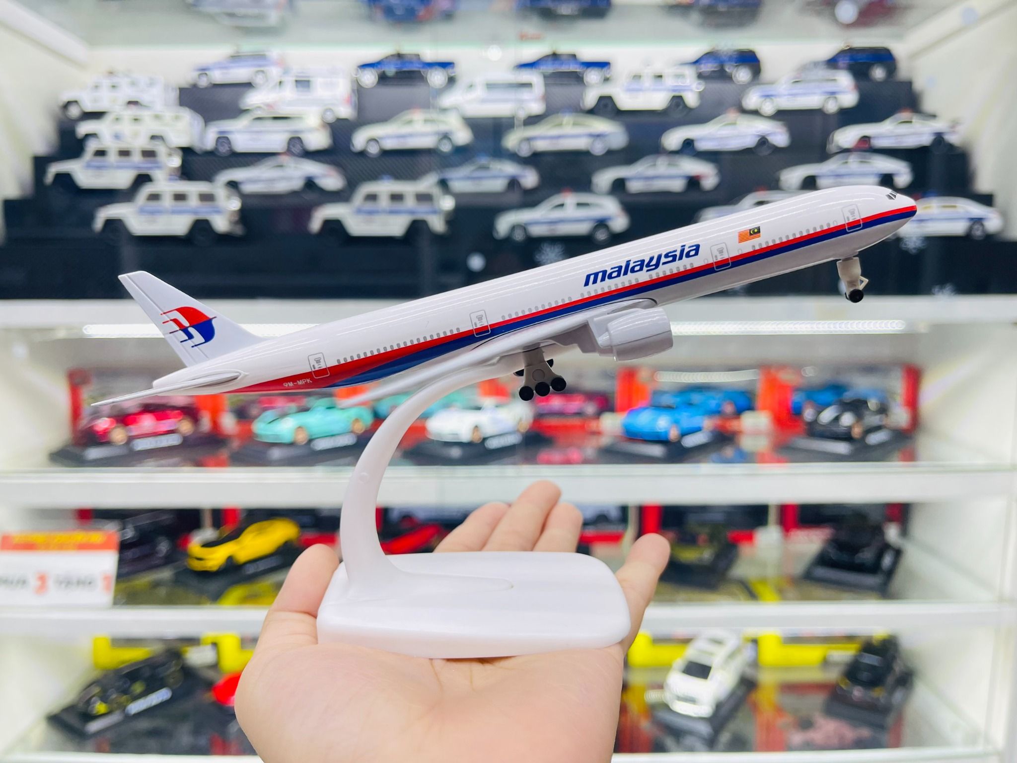 Mô hình máy bay Malaysia Boeing B777 có bánh xe 20cm MB20118