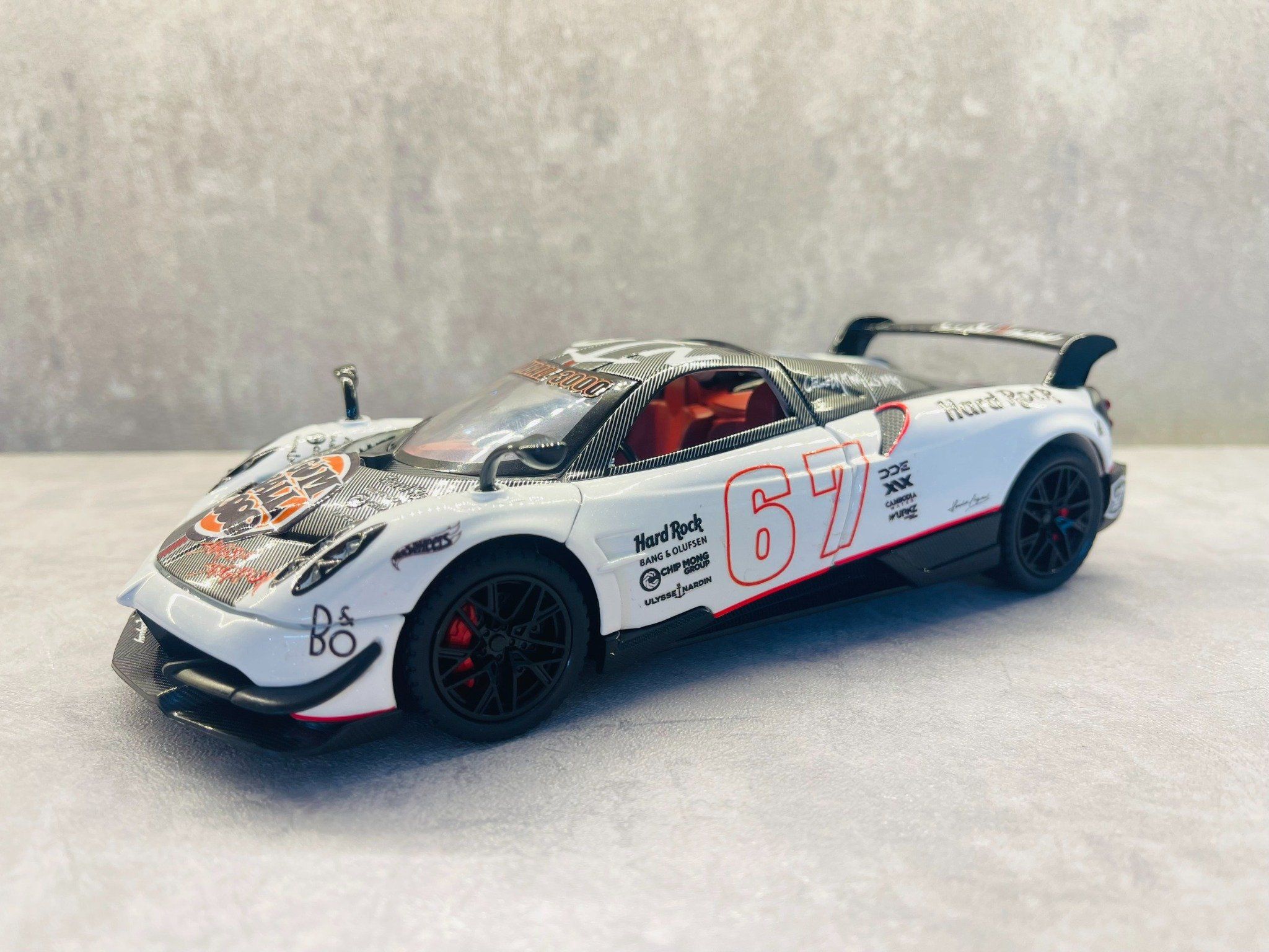Mô hình xe custom Pagani Huayra BC White Gumball 3000 tỉ lệ 1:24 Alloy Model DO24004