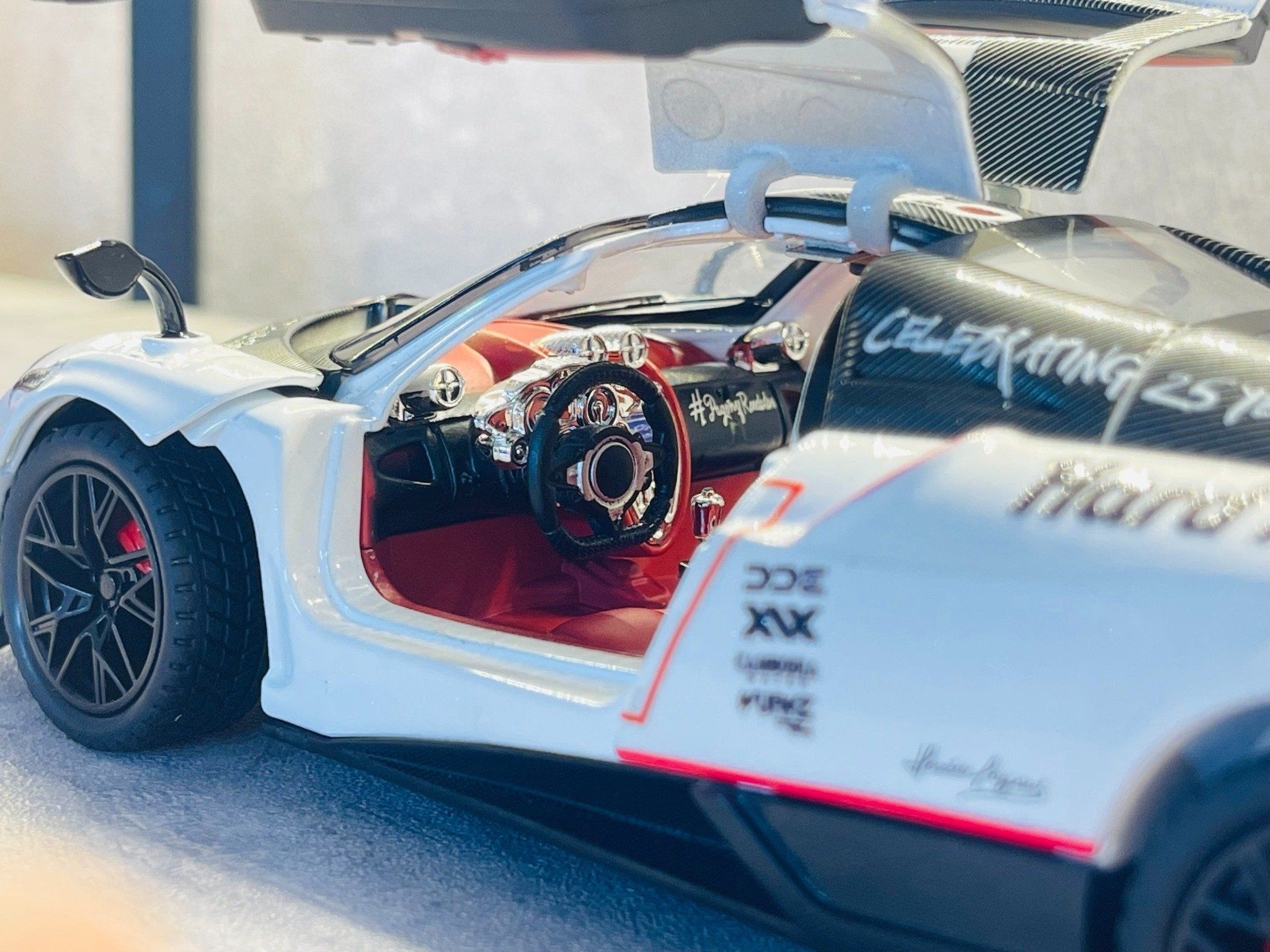 Mô hình xe custom Pagani Huayra BC White Gumball 3000 tỉ lệ 1:24 Alloy Model DO24004