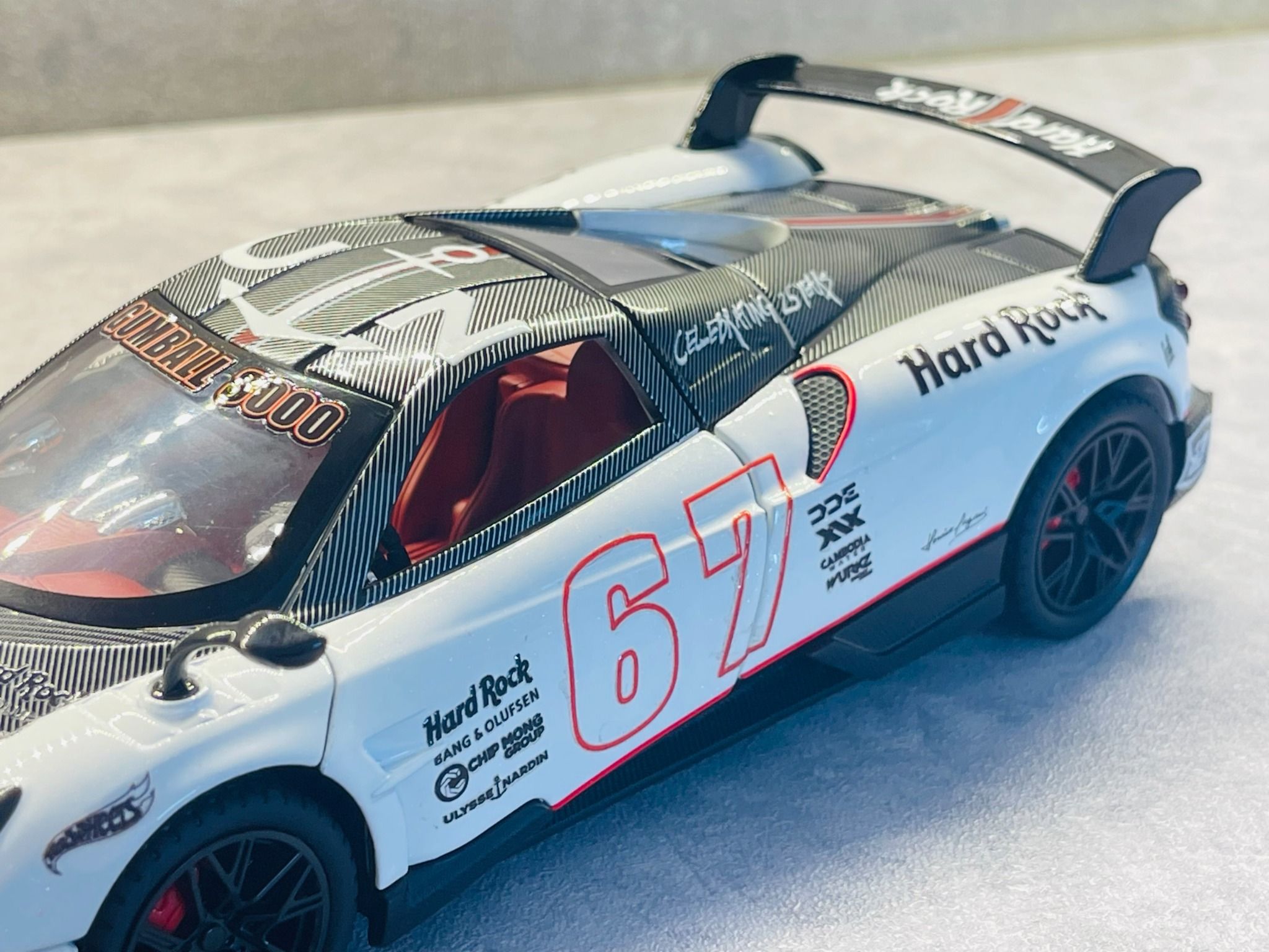 Mô hình xe custom Pagani Huayra BC White Gumball 3000 tỉ lệ 1:24 Alloy Model DO24004