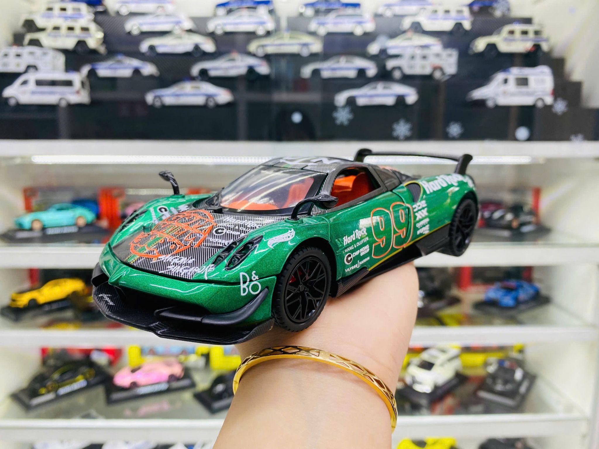 Mô hình xe custom Pagani Huayra BC Green Gumball 3000 tỉ lệ 1:24 Alloy Model DO24007