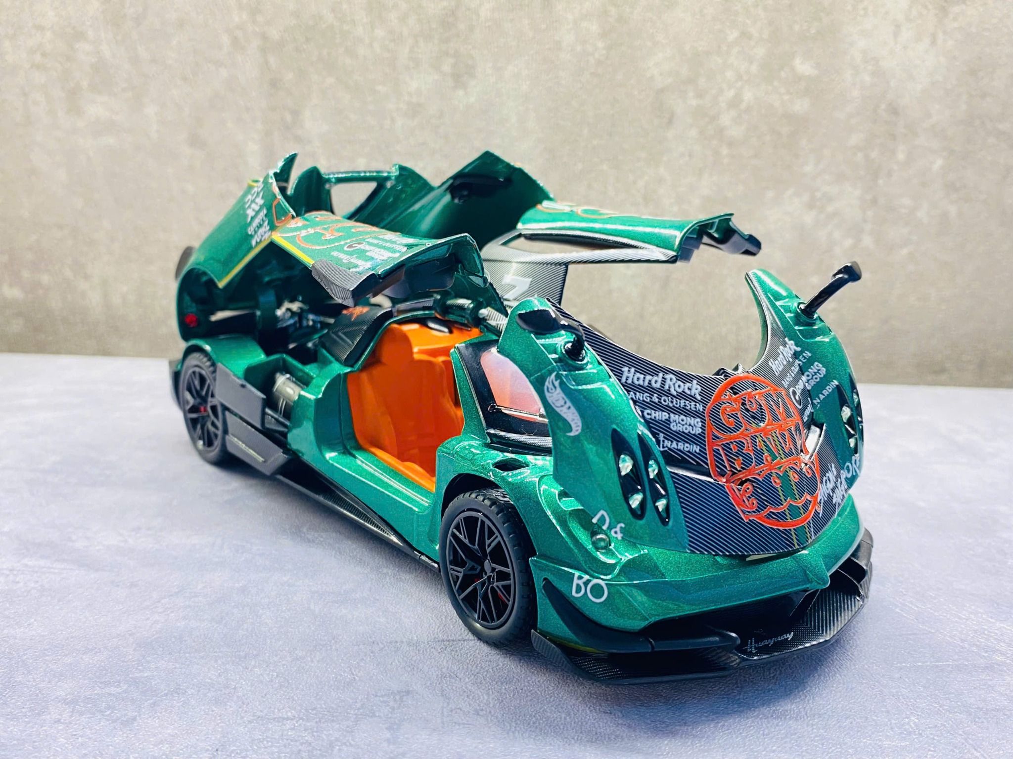 Mô hình xe custom Pagani Huayra BC Green Gumball 3000 tỉ lệ 1:24 Alloy Model DO24007