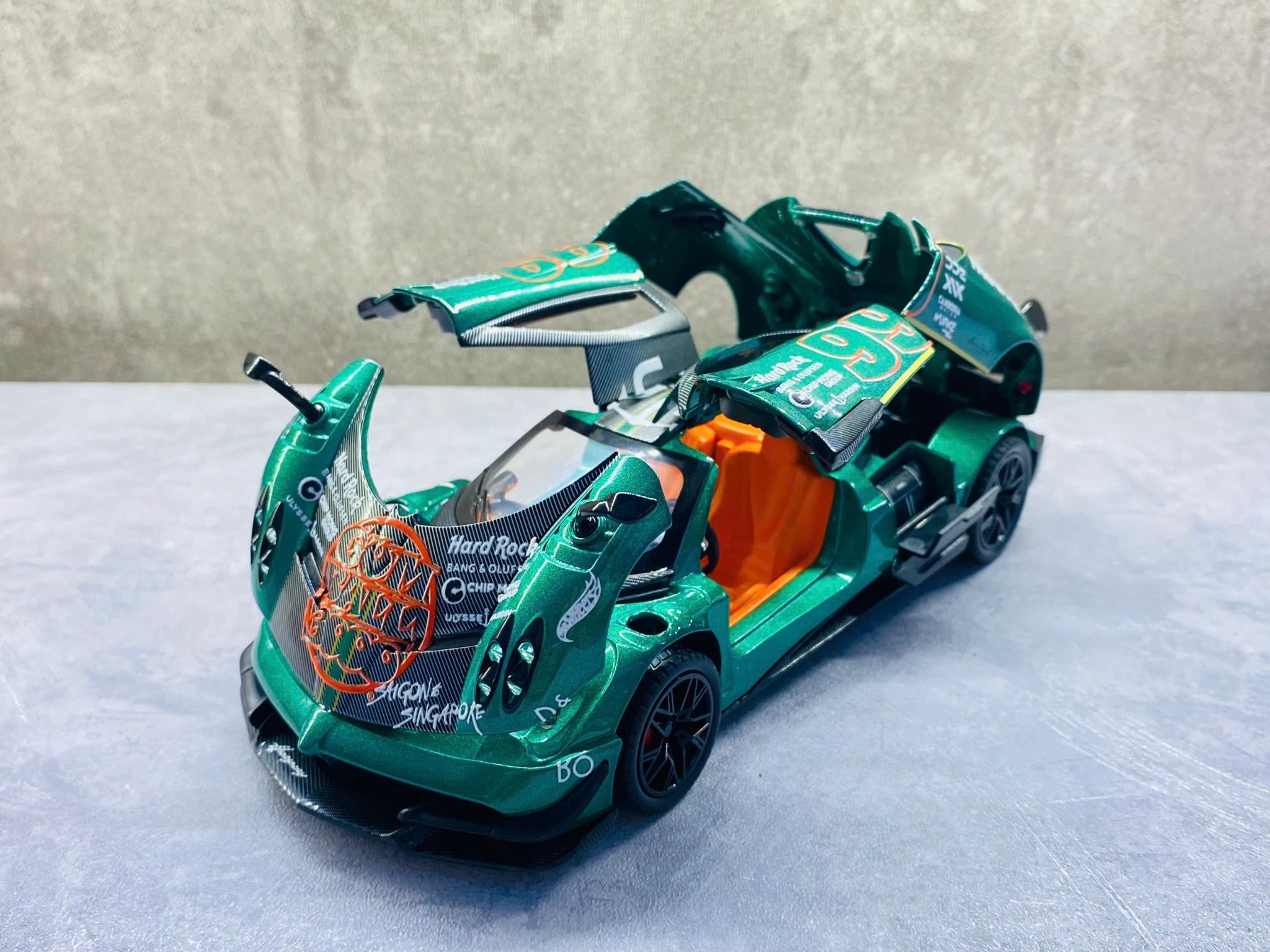Mô hình xe custom Pagani Huayra BC Green Gumball 3000 tỉ lệ 1:24 Alloy Model DO24007