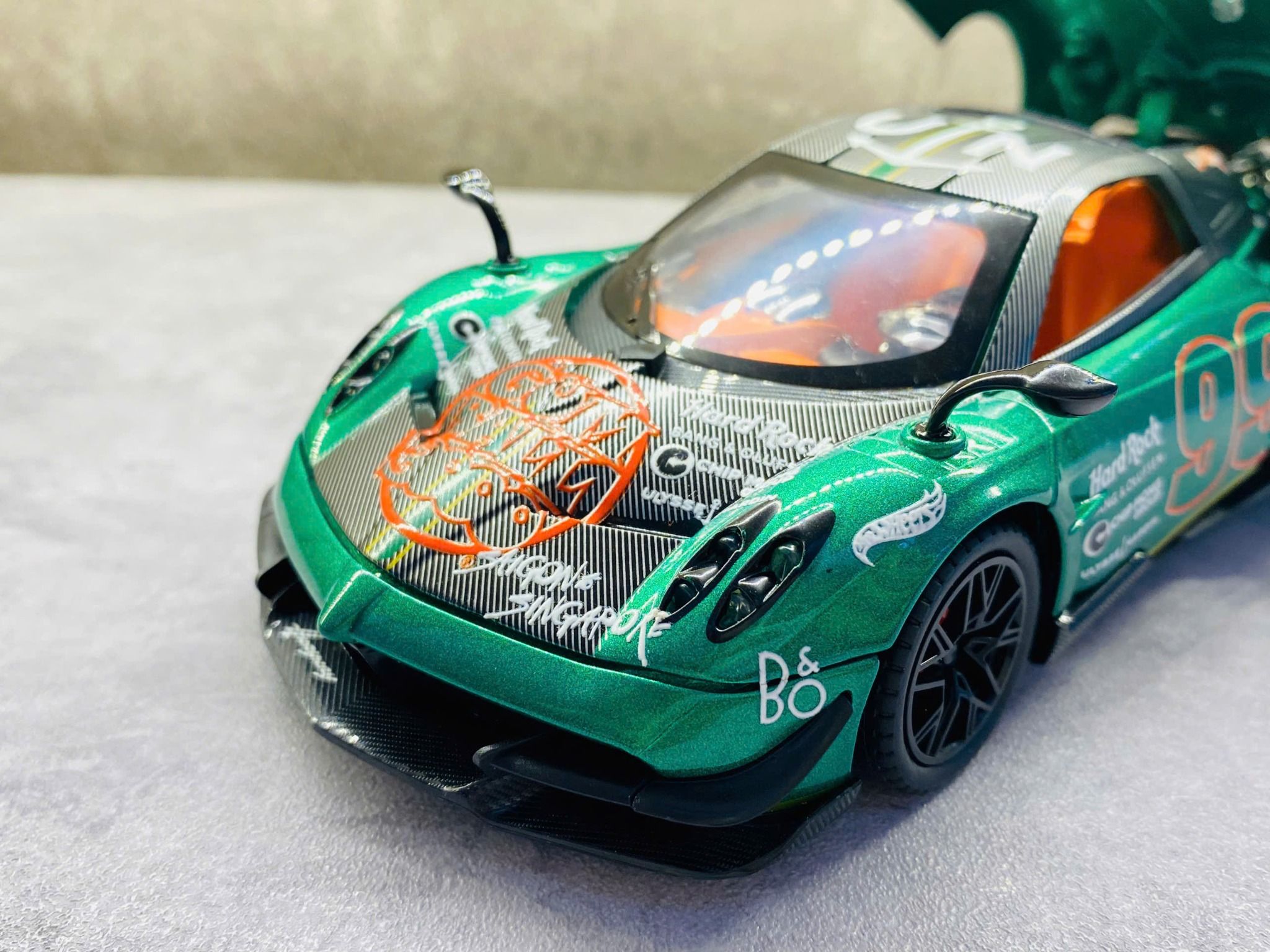 Mô hình xe custom Pagani Huayra BC Green Gumball 3000 tỉ lệ 1:24 Alloy Model DO24007