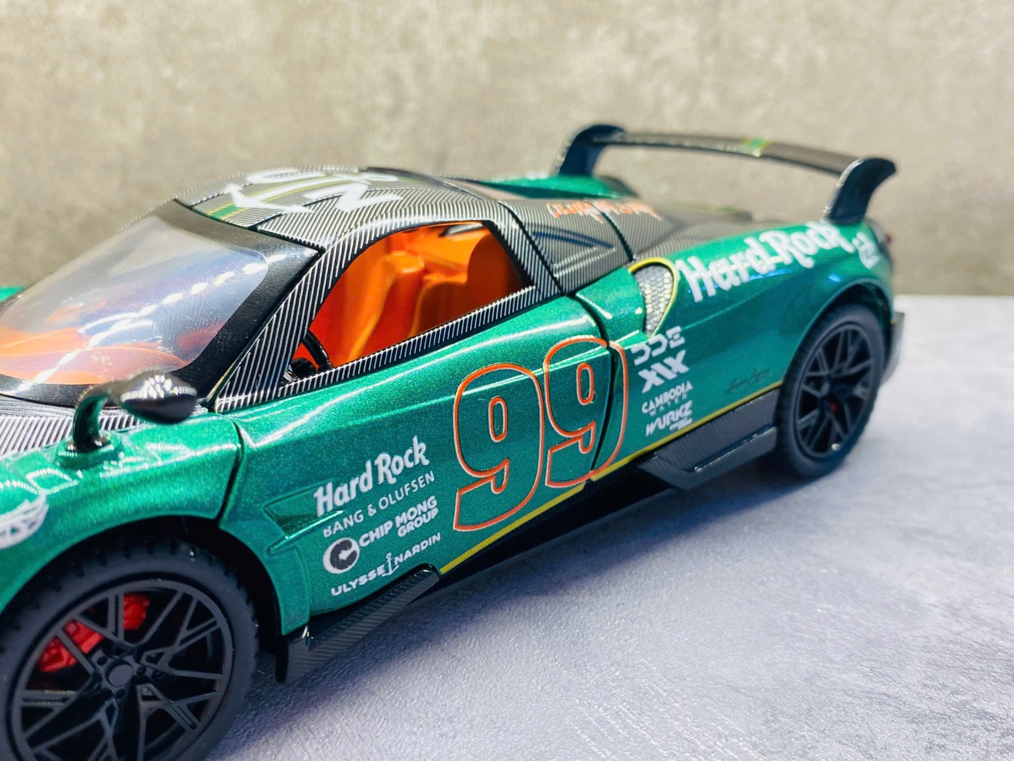 Mô hình xe custom Pagani Huayra BC Green Gumball 3000 tỉ lệ 1:24 Alloy Model DO24007