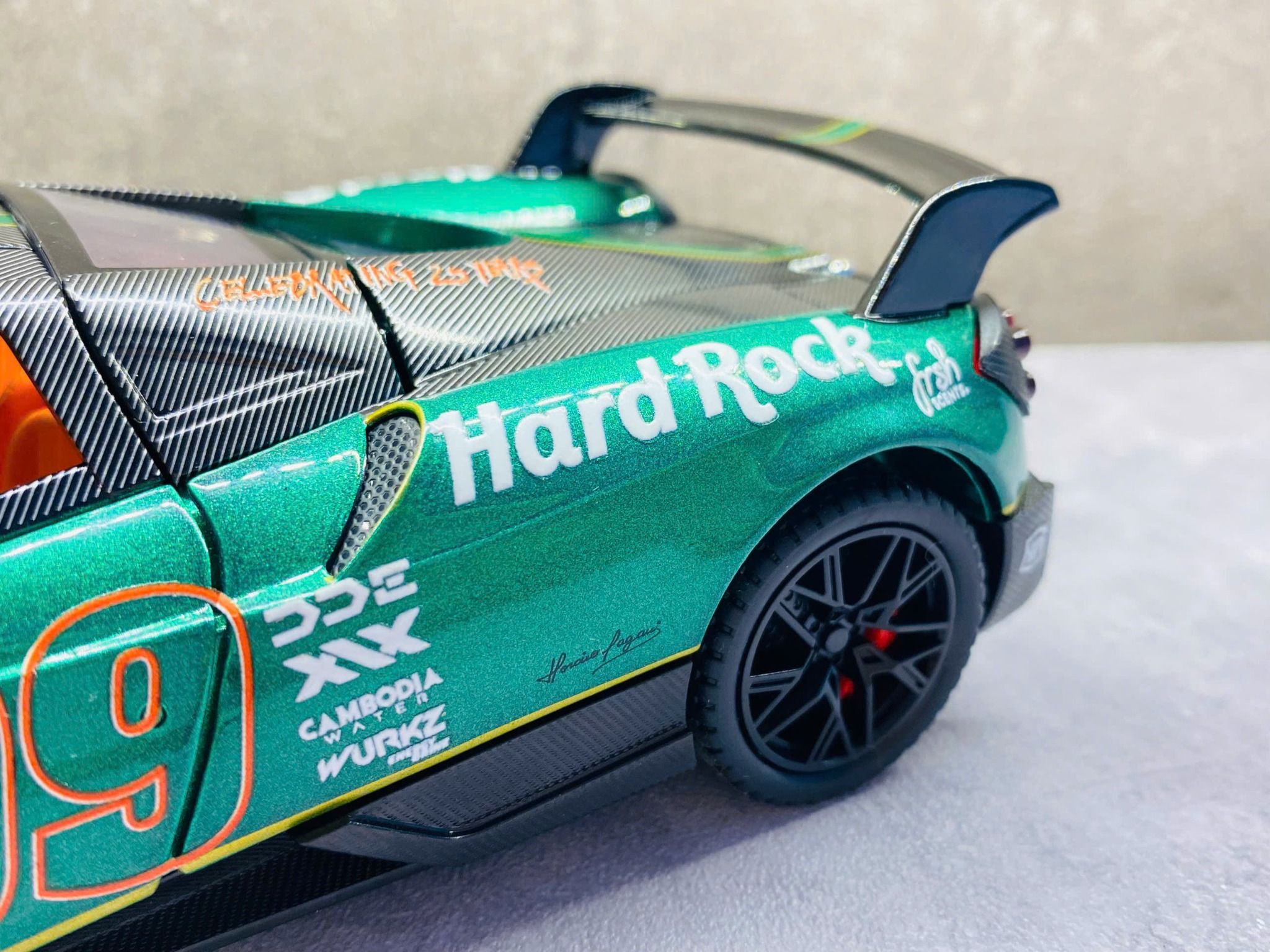Mô hình xe custom Pagani Huayra BC Green Gumball 3000 tỉ lệ 1:24 Alloy Model DO24007
