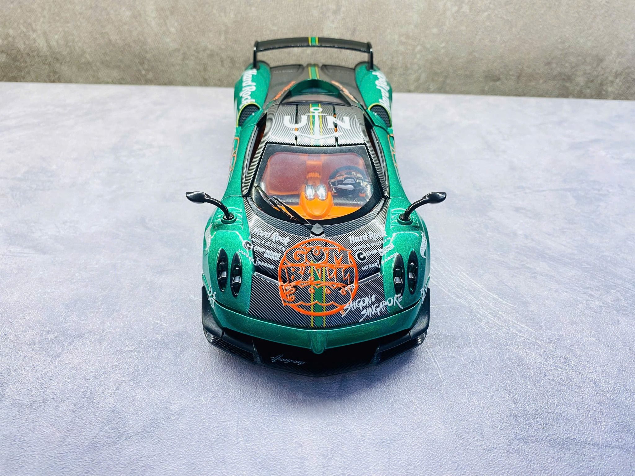 Mô hình xe custom Pagani Huayra BC Green Gumball 3000 tỉ lệ 1:24 Alloy Model DO24007