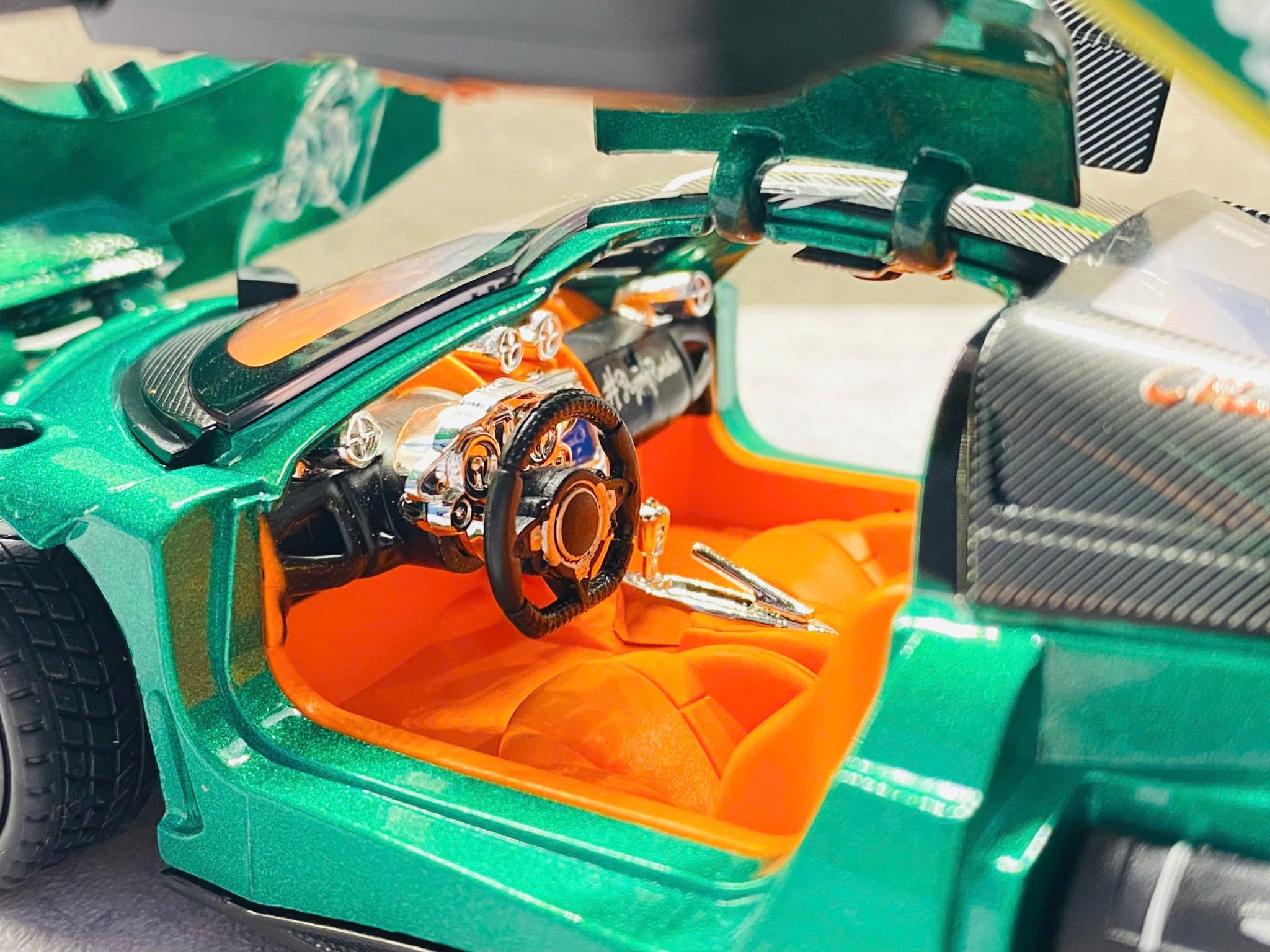 Mô hình xe custom Pagani Huayra BC Green Gumball 3000 tỉ lệ 1:24 Alloy Model DO24007