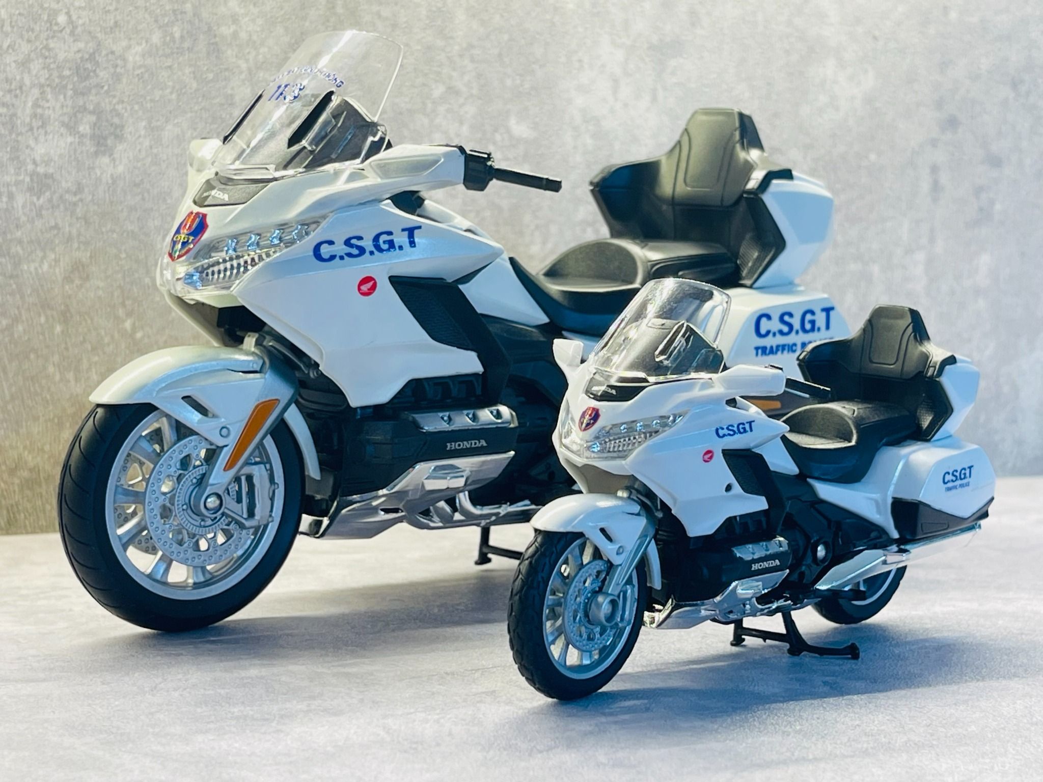 Mô hình xe độ Honda Goldwing độ CSGT có đế tỉ lệ 1:18 Autono1 D244A