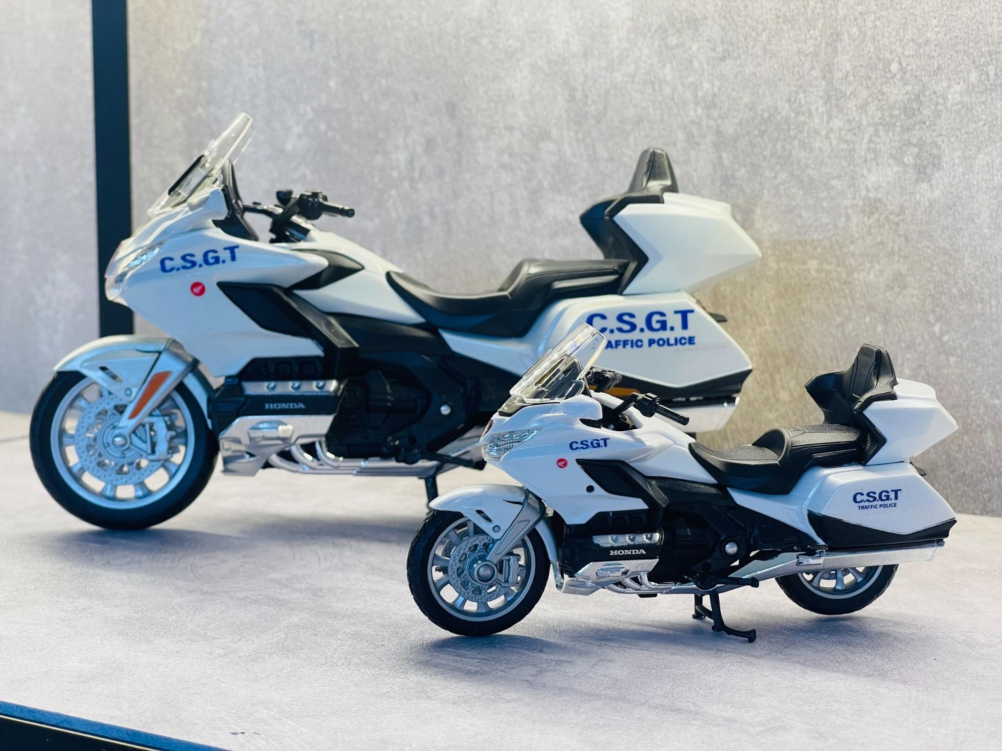 Mô hình xe độ Honda Goldwing độ CSGT có đế tỉ lệ 1:18 Autono1 D244A