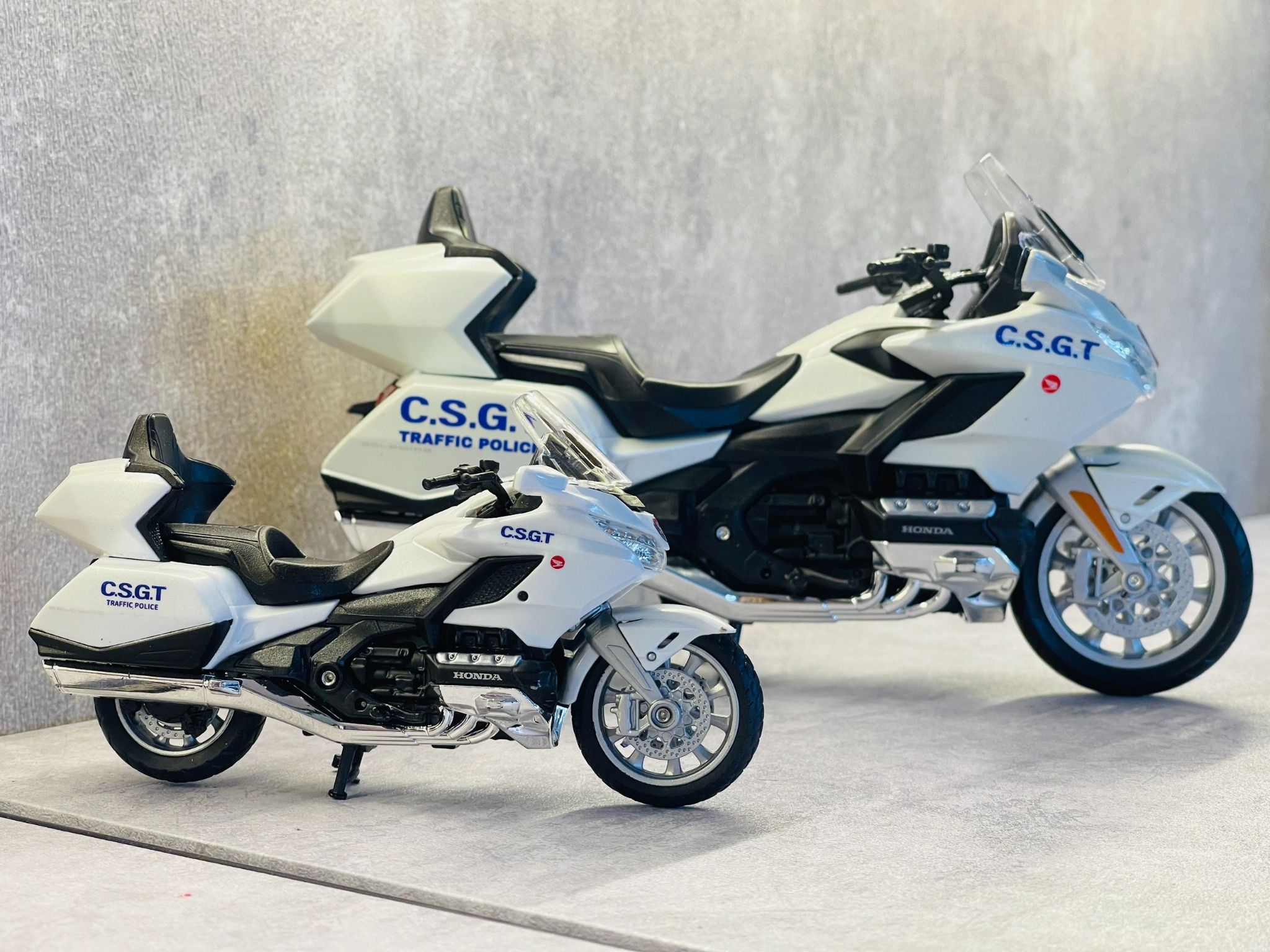 Mô hình xe độ Honda Goldwing độ CSGT có đế tỉ lệ 1:18 Autono1 D244A