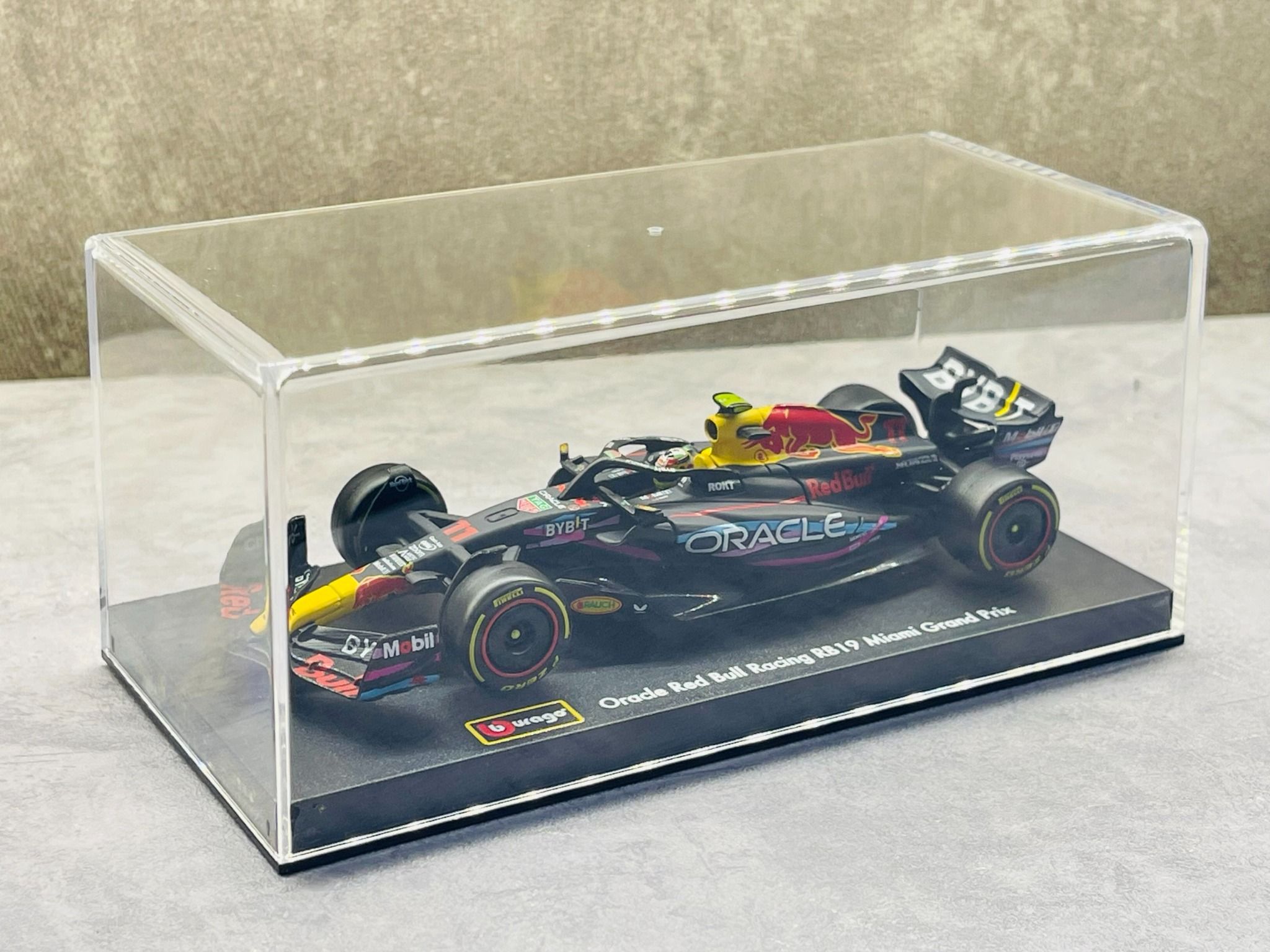 Mô hình xe đua F1 Formula Honda Red bull 2023 RB19 Miami GP hộp mica có figure tỉ lệ 1:43 Bburago OT43001