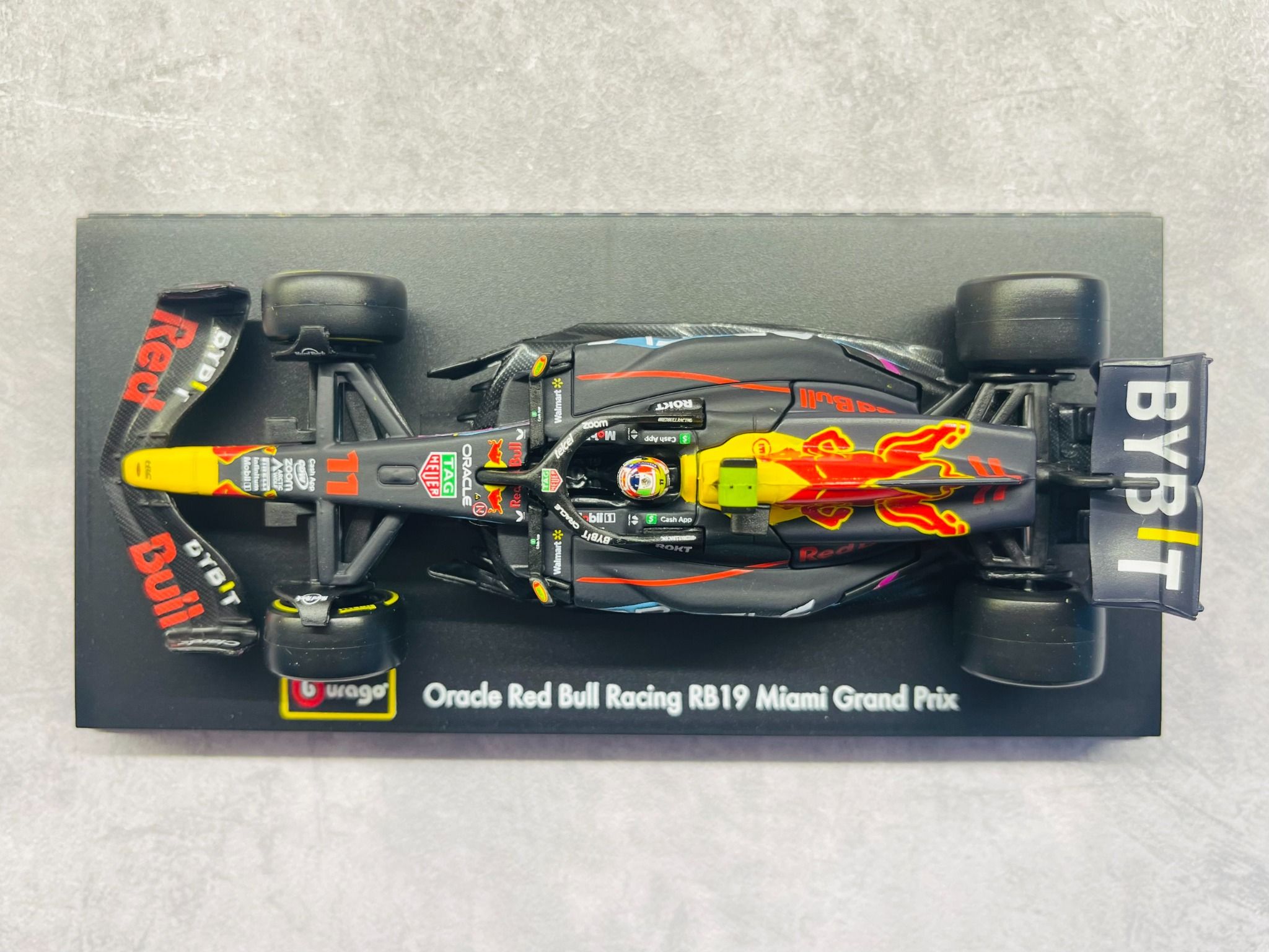 Mô hình xe đua F1 Formula Honda Red bull 2023 RB19 Miami GP hộp mica có figure tỉ lệ 1:43 Bburago OT43001