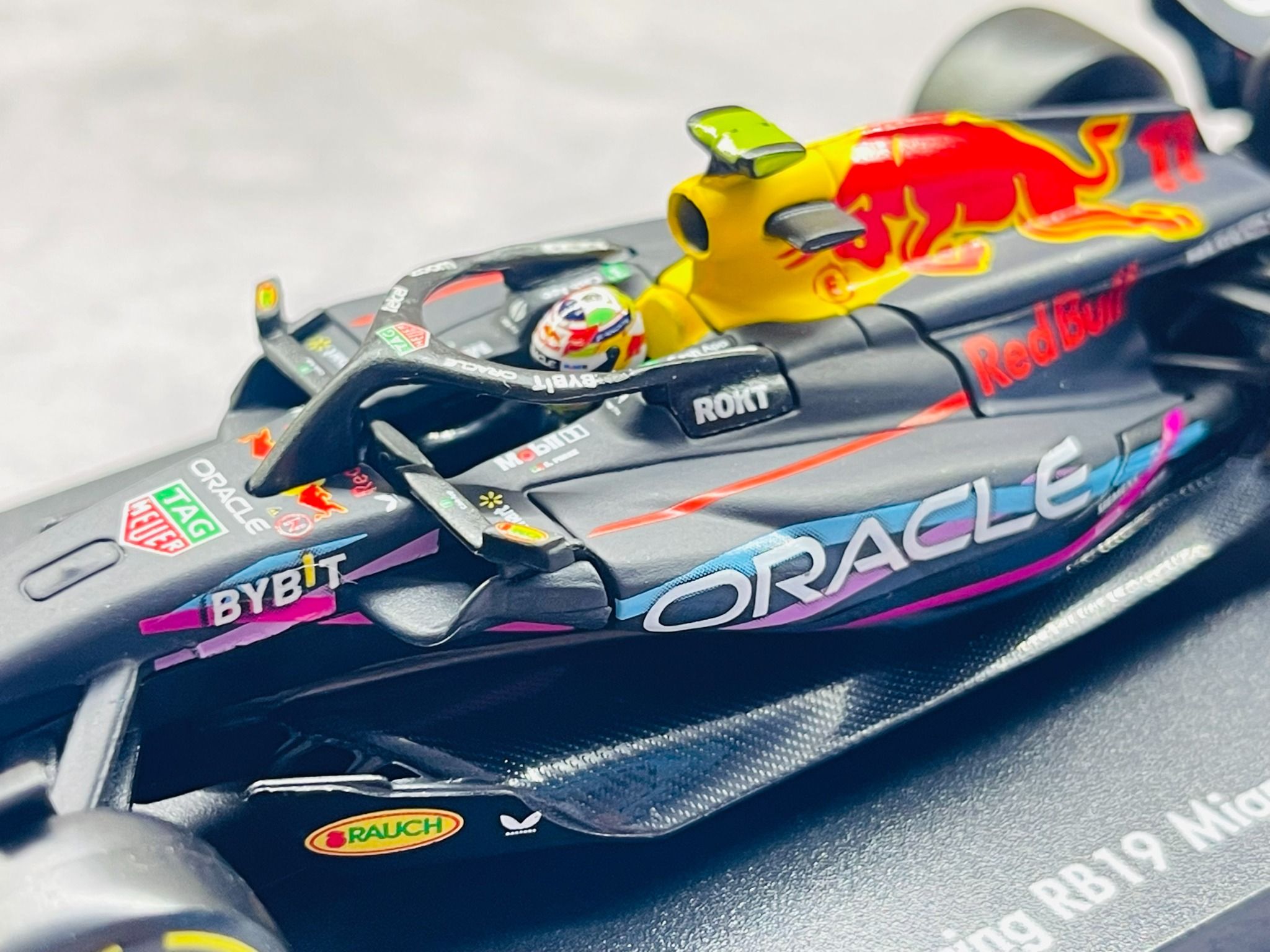 Mô hình xe đua F1 Formula Honda Red bull 2023 RB19 Miami GP hộp mica có figure tỉ lệ 1:43 Bburago OT43001