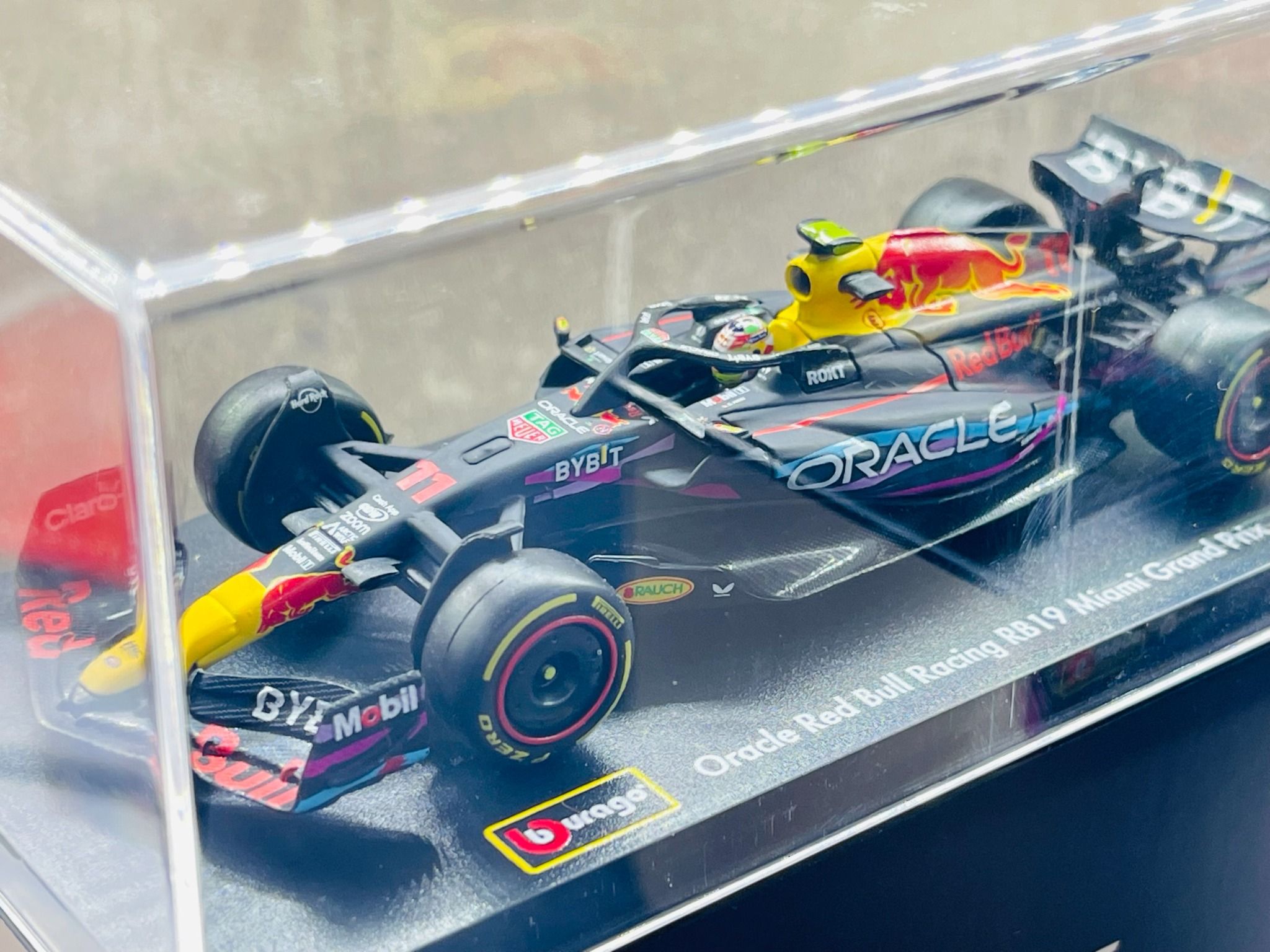 Mô hình xe đua F1 Formula Honda Red bull 2023 RB19 Miami GP hộp mica có figure tỉ lệ 1:43 Bburago OT43001
