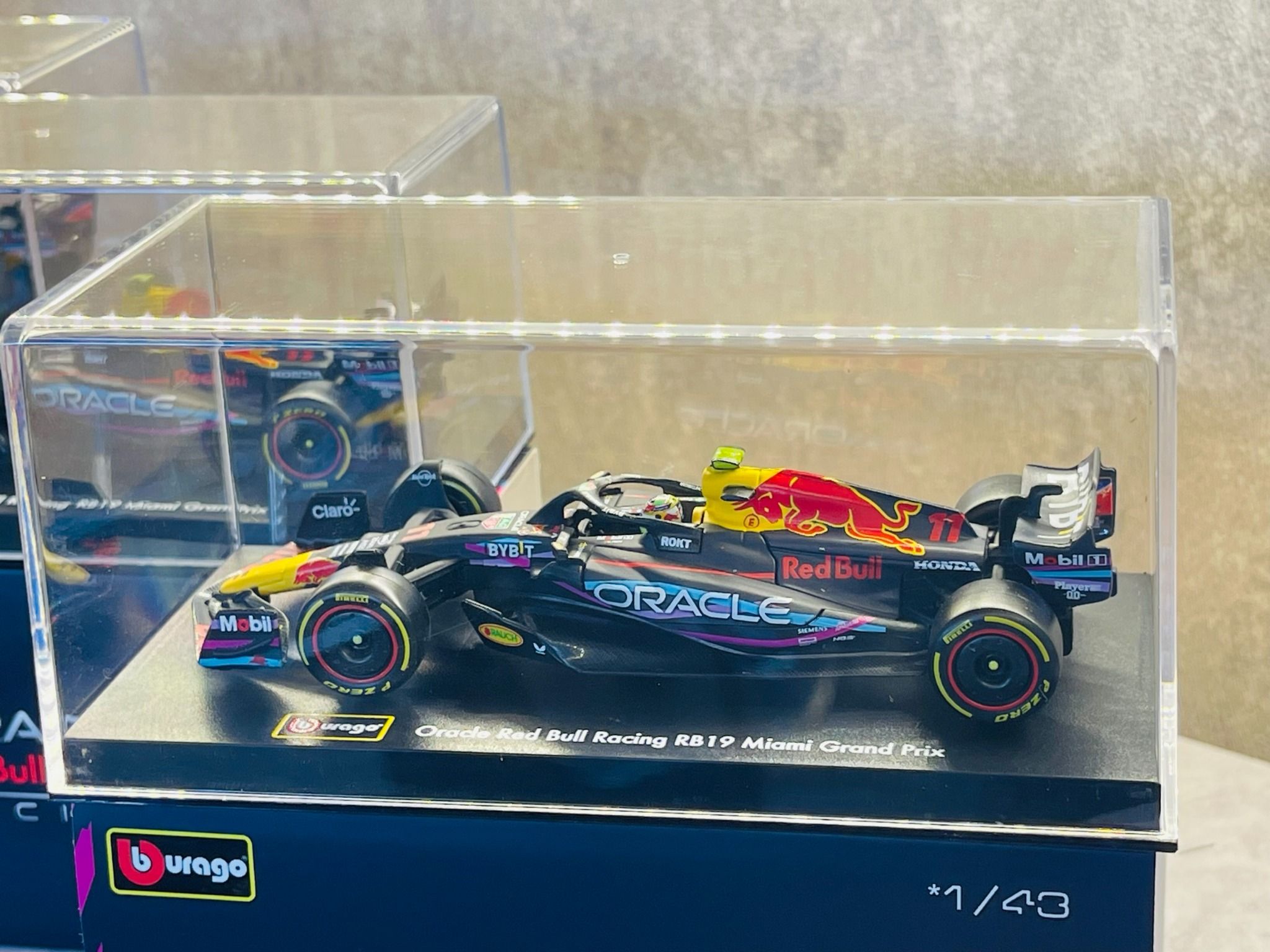 Mô hình xe đua F1 Formula Honda Red bull 2023 RB19 Miami GP hộp mica có figure tỉ lệ 1:43 Bburago OT43001
