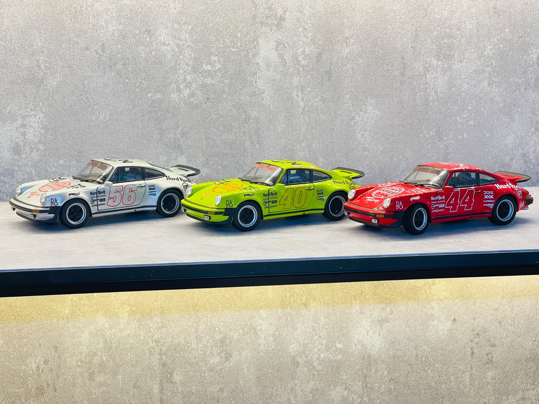 Mô hình xe custom Porsche 911 (930) Turbo Silver Gumball3000 tỉ lệ 1:24 Welly DO24015