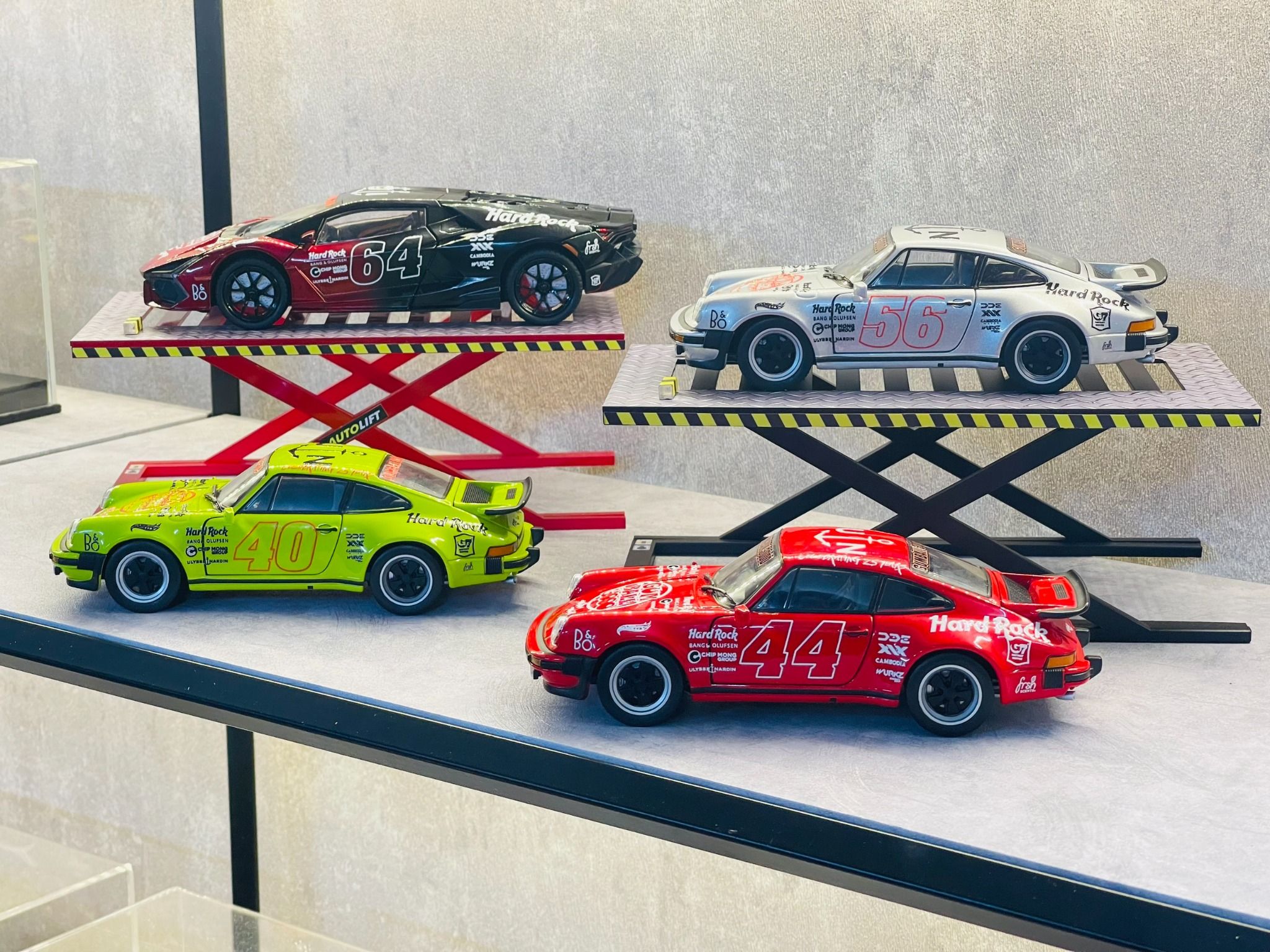 Mô hình xe custom Porsche 911 (930) Turbo Silver Gumball3000 tỉ lệ 1:24 Welly DO24015