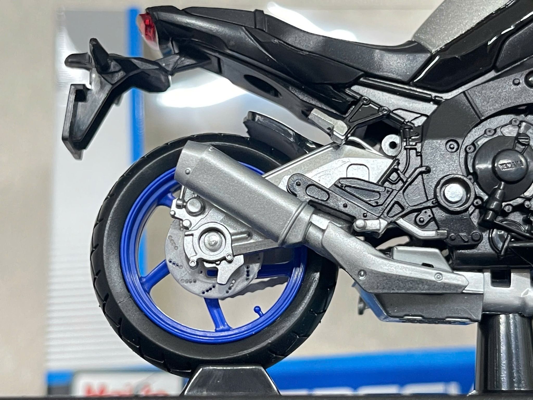 Mô hình xe mô tô Yamaha MT-10 Sp 2023 1:18 Maisto 39047 MT18003
