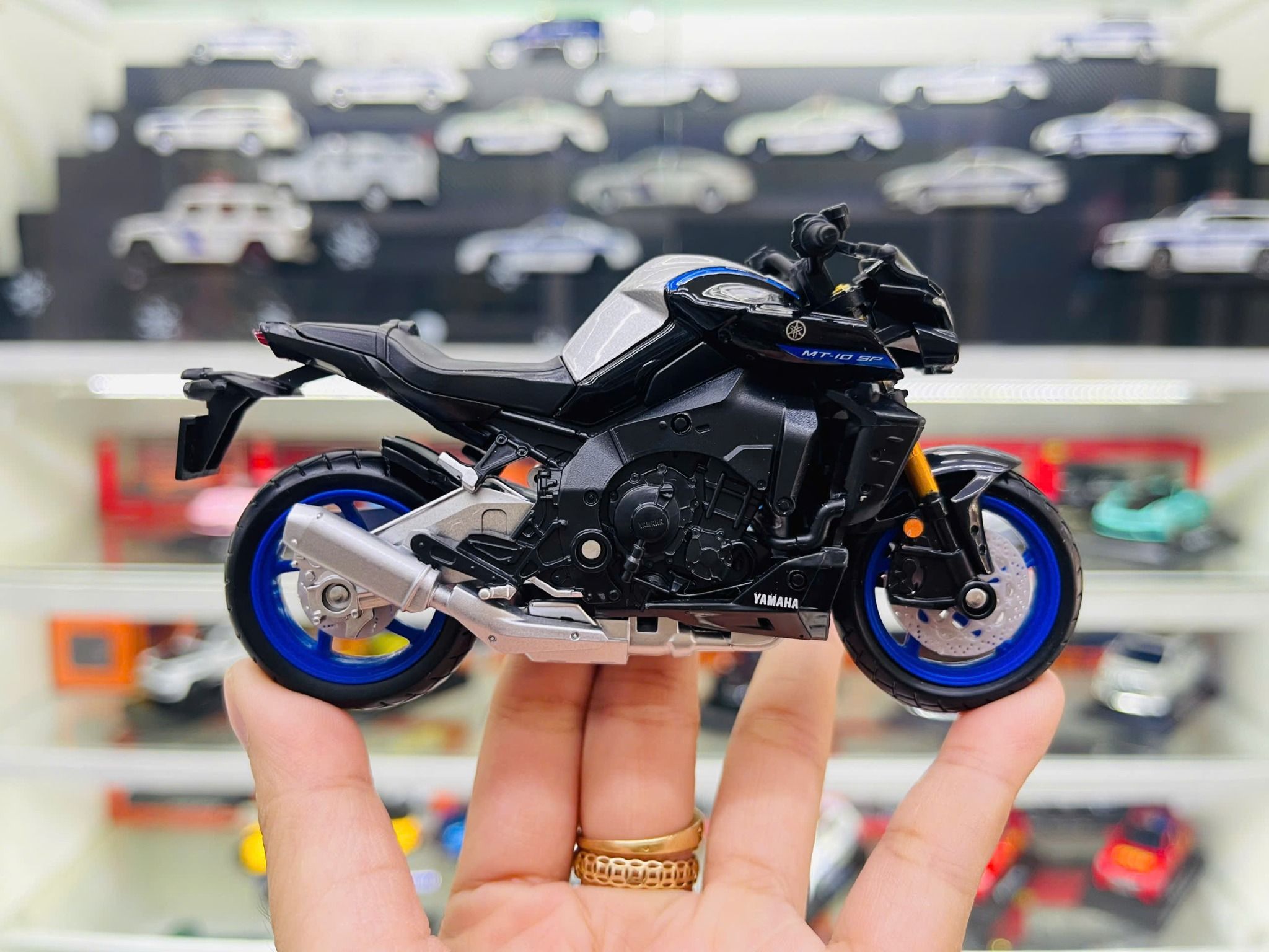 Mô hình xe mô tô Yamaha MT-10 Sp 2023 1:18 Maisto 39047 MT18003